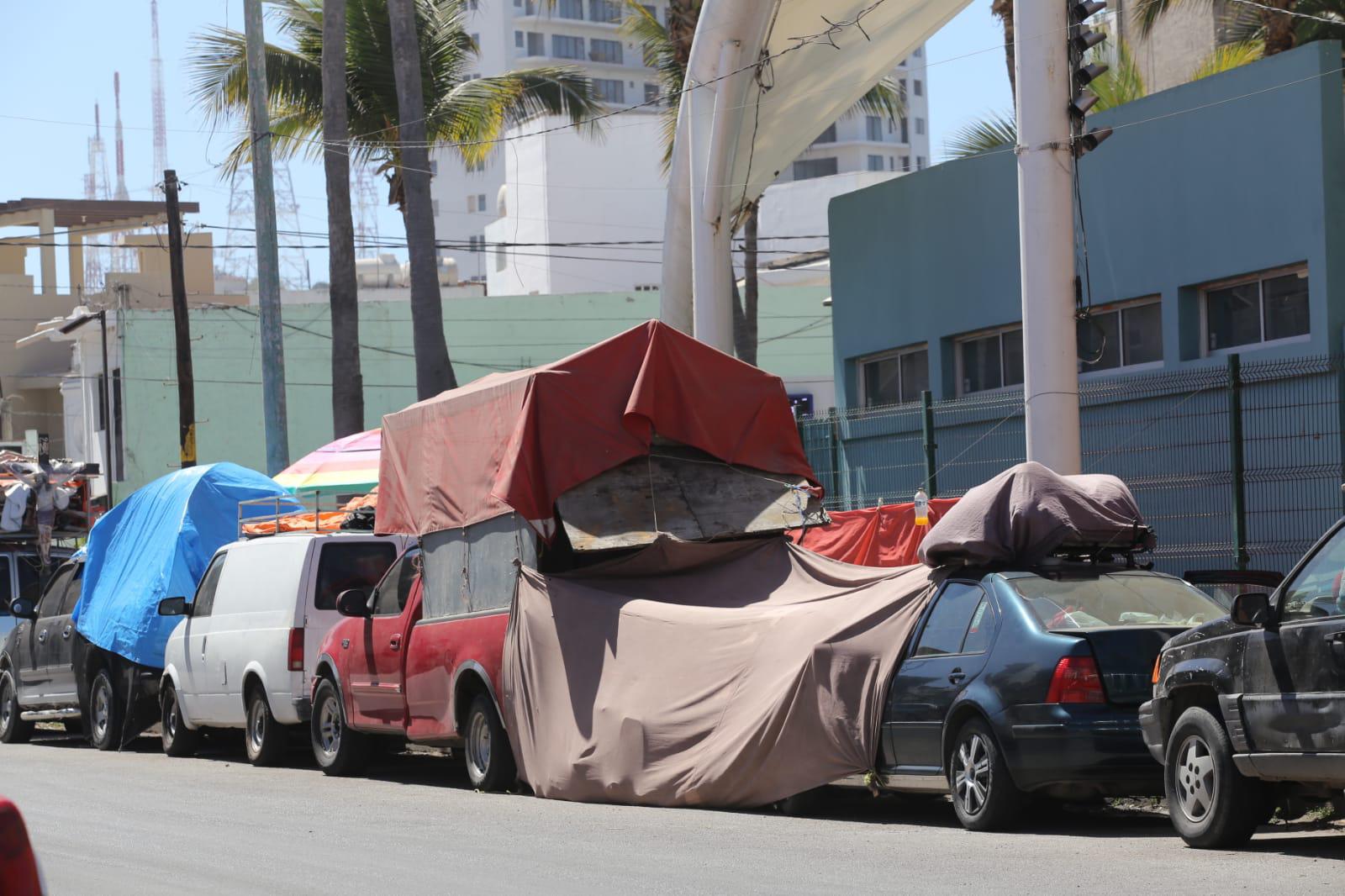 $!Ya ‘acampan’ personas en el malecón de Mazatlán; no dicen si vienen a vender o disfrutar de la fiesta