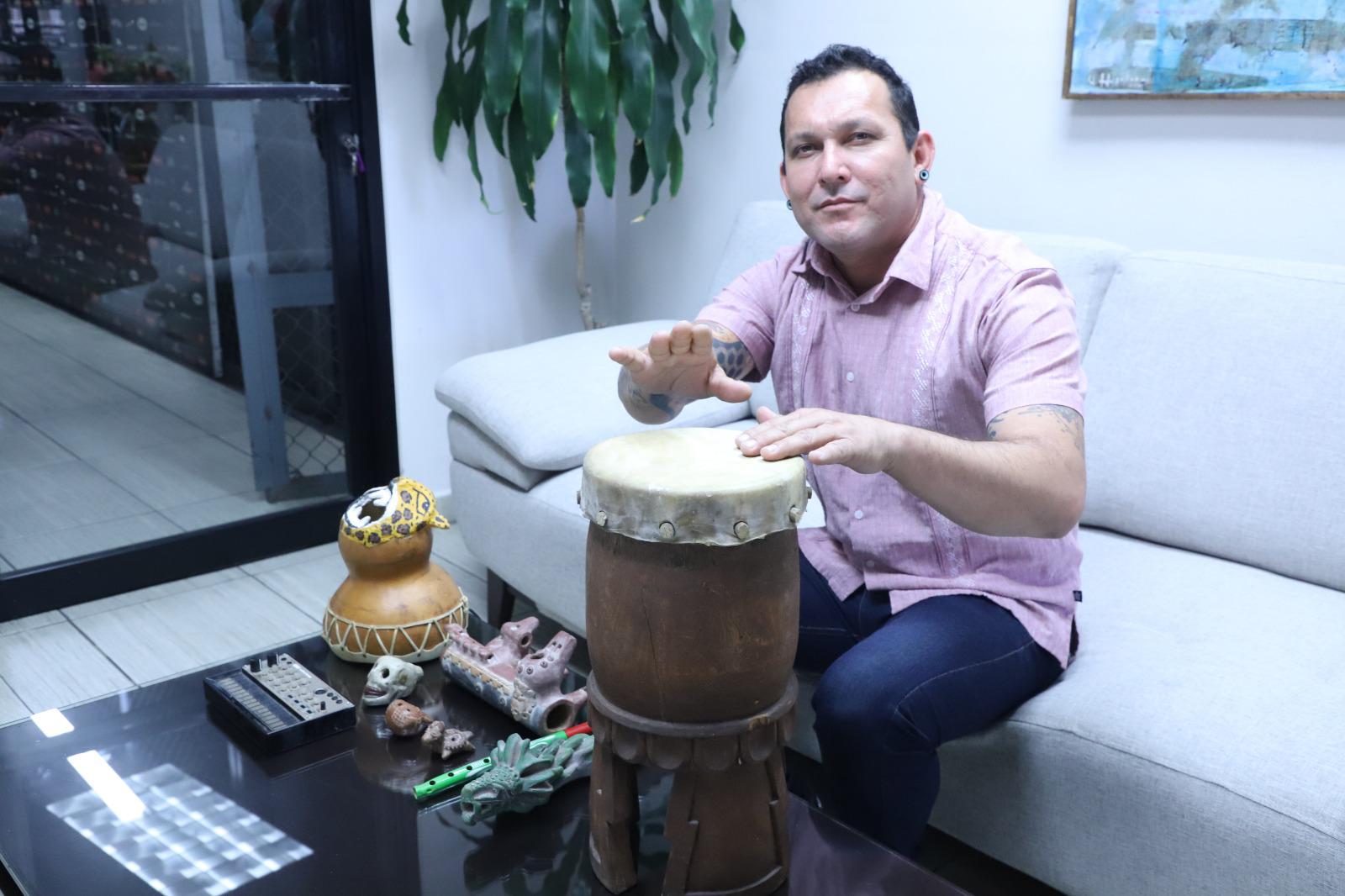 $!El artista tiene alrededor de 14 años coleccionando artefactos prehispánicos.