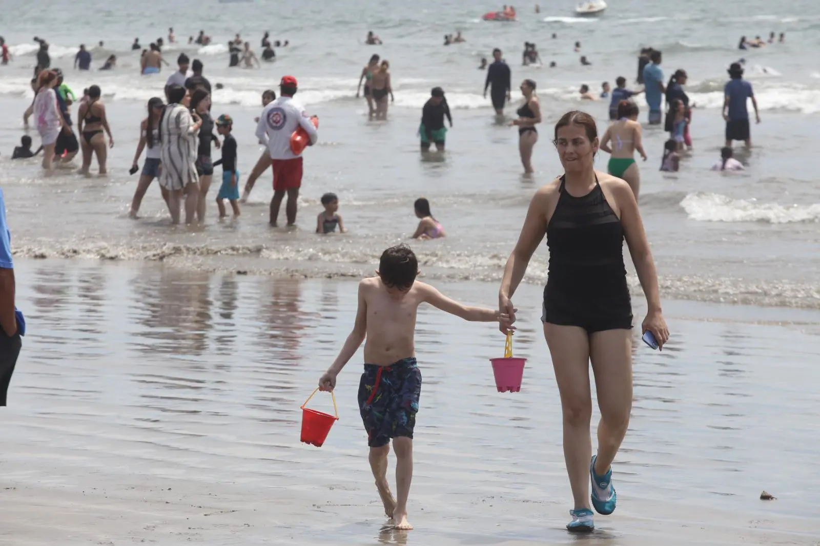 $!Playas de Mazatlán lucen abarrotadas en el Sábado de Gloria