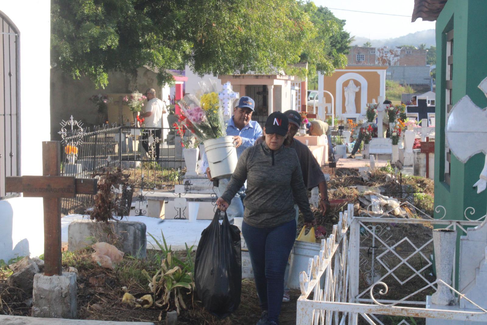 $!Panteón municipal de Rosario tiene concurrido Día de Muertos