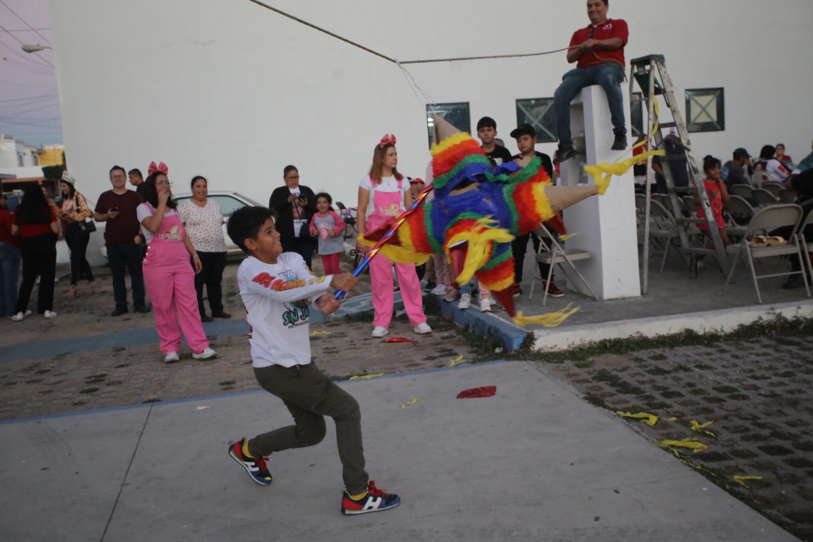 $!Luis Alejandro cumple su sueño de subirse a un camión de bomberos este Día de Reyes