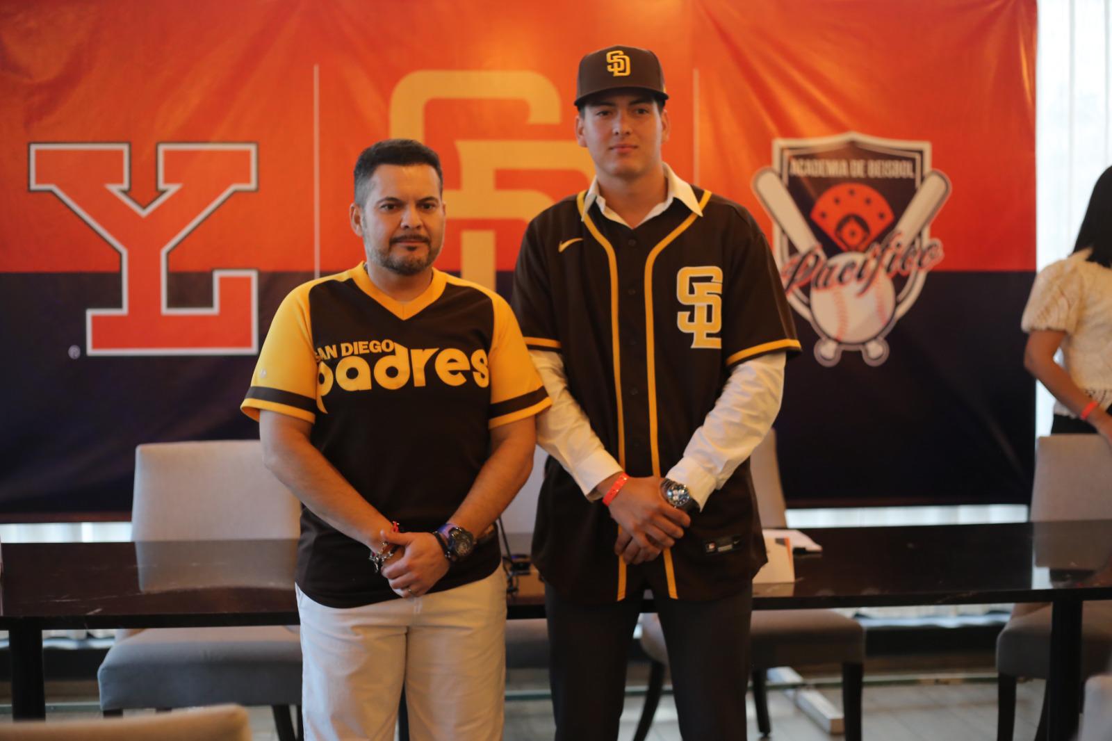 $!Diego Castelo, de la Academia del Pacífico, firma con Padres de San Diego