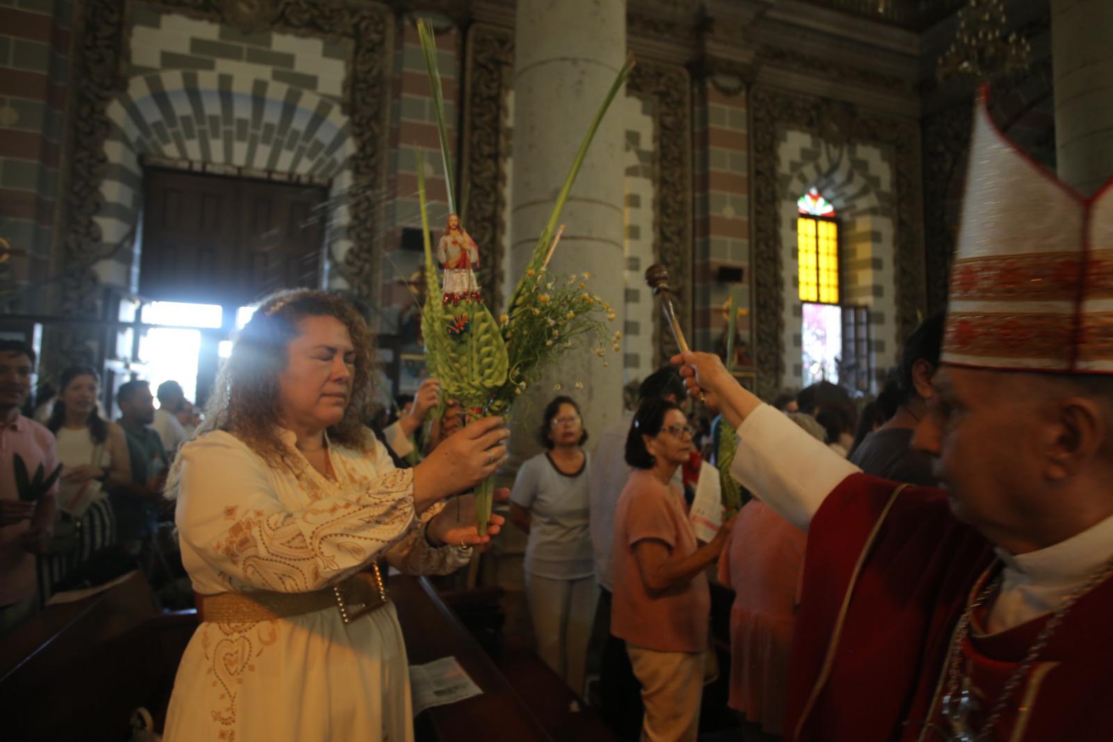 $!Obispo de Mazatlán llama a vivir la paz y la bondad en el Domingo de Ramos