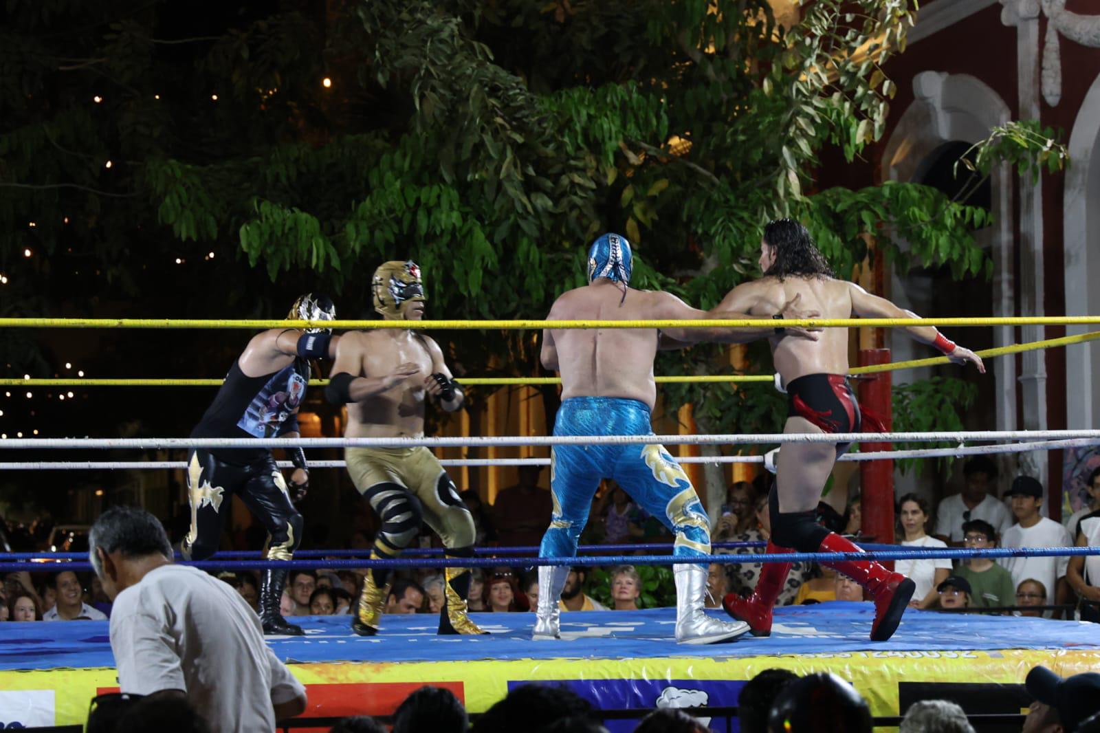 $!Lucha libre llena de adrenalina y ambiente familiar el Centro Histórico de Mazatlán