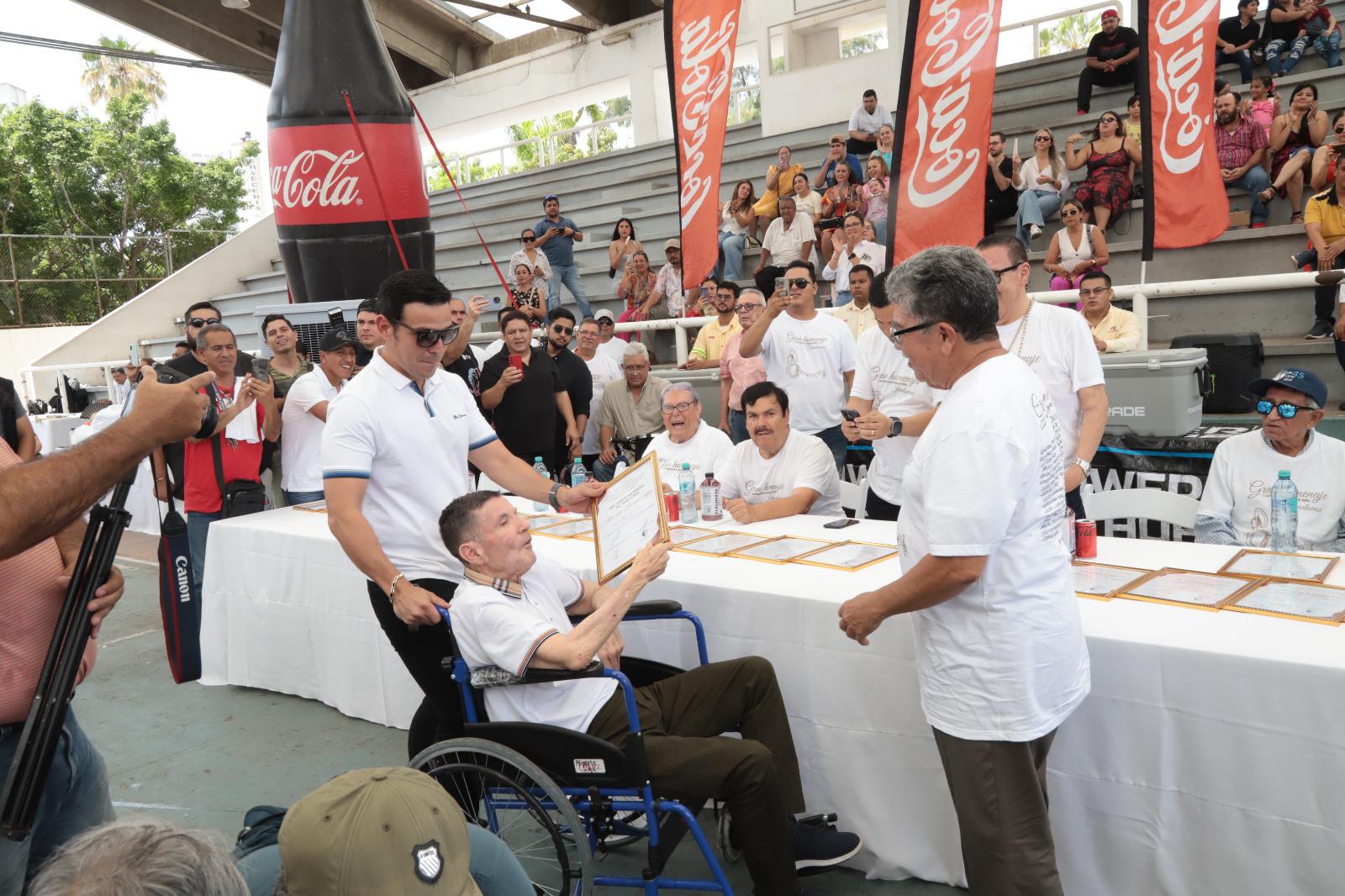 $!Al compás de las piezas musicales que más evocan su paso como músico, Alberto Lizárraga recibe su galardón.