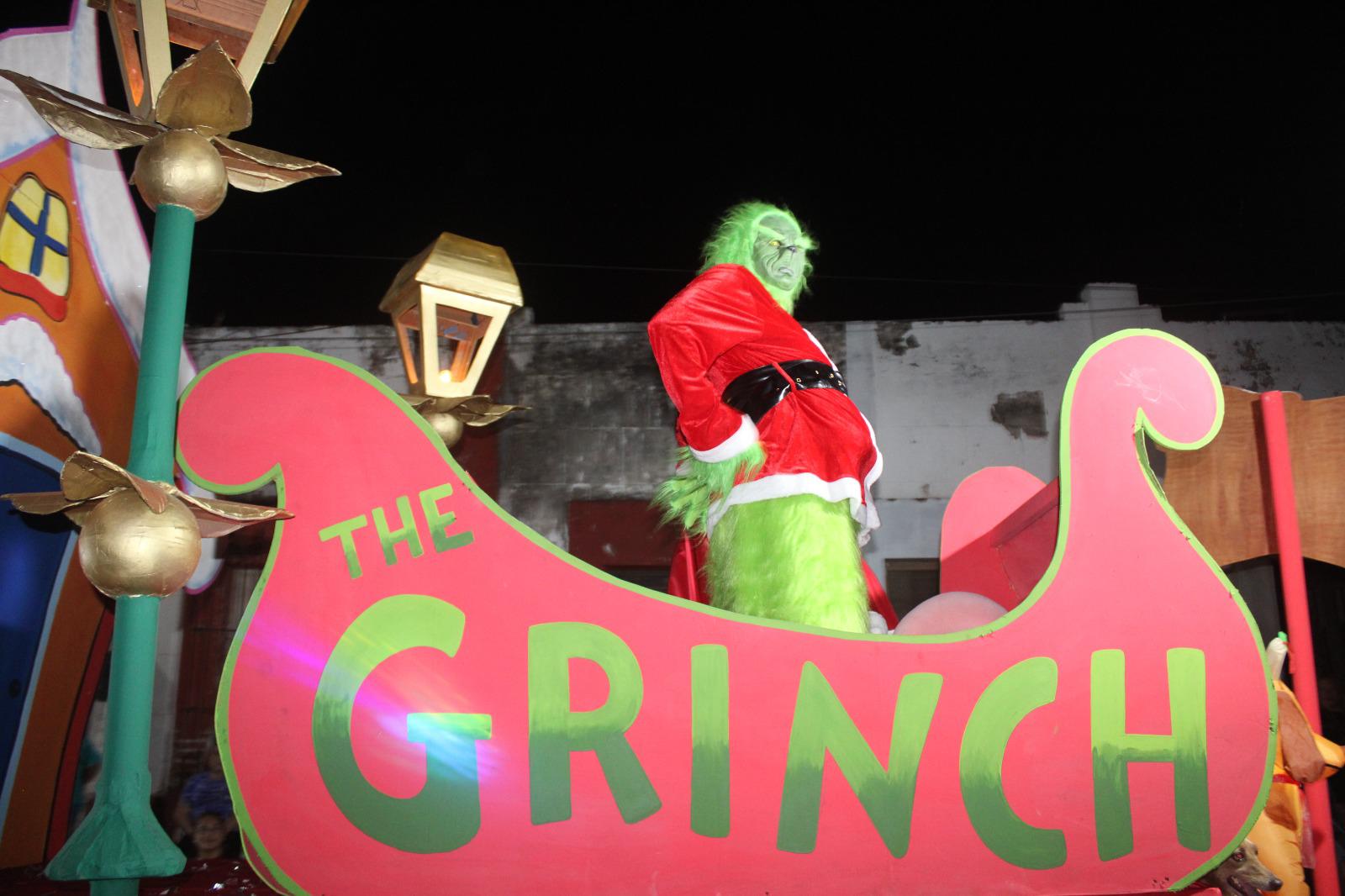 $!Lluvias no frenan desfile de luces y gala navideña en Rosario