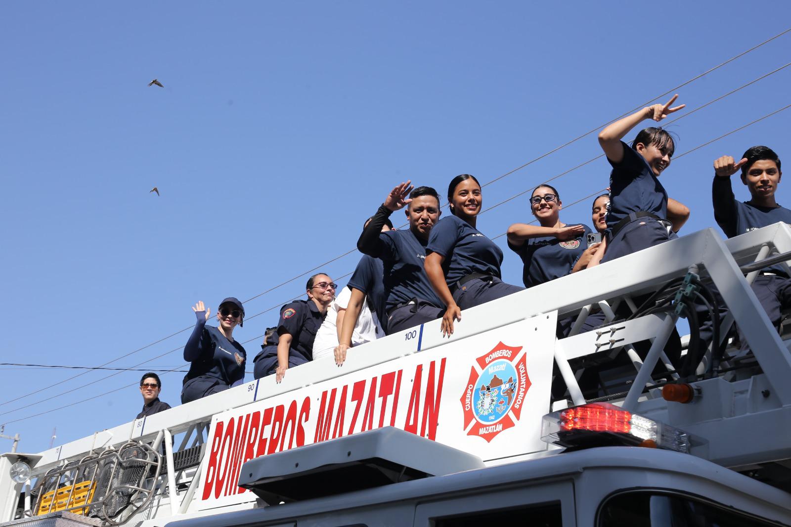 $!Recorren bomberos de Mazatlán las calles del puerto en celebración por su día