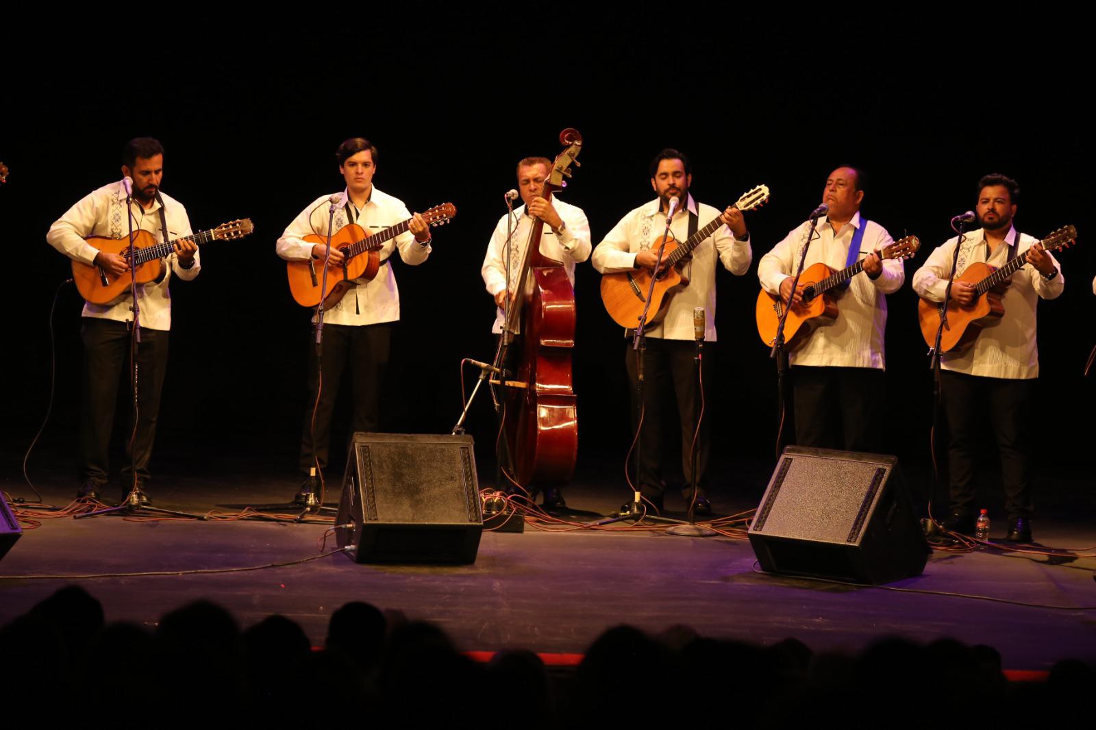 $!De romanticismo se llenó el Teatro Ángela Peralta.