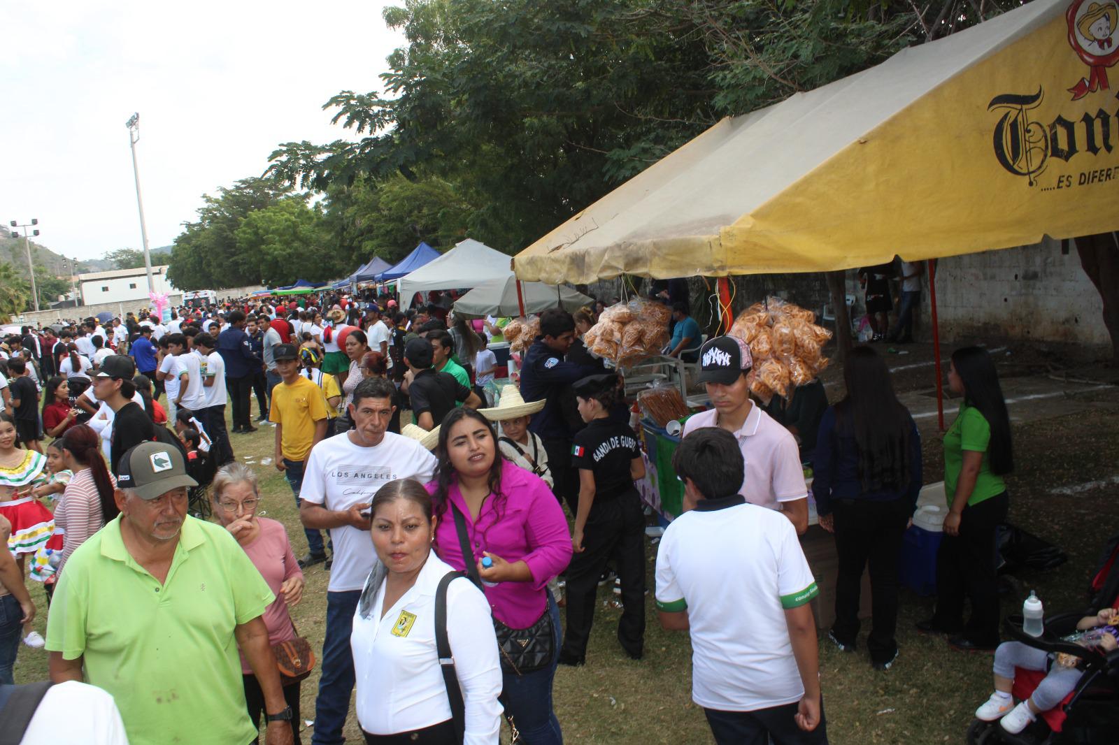 $!Repuntan comerciantes y ventas en desfile por la Revolución Mexicana en Rosario
