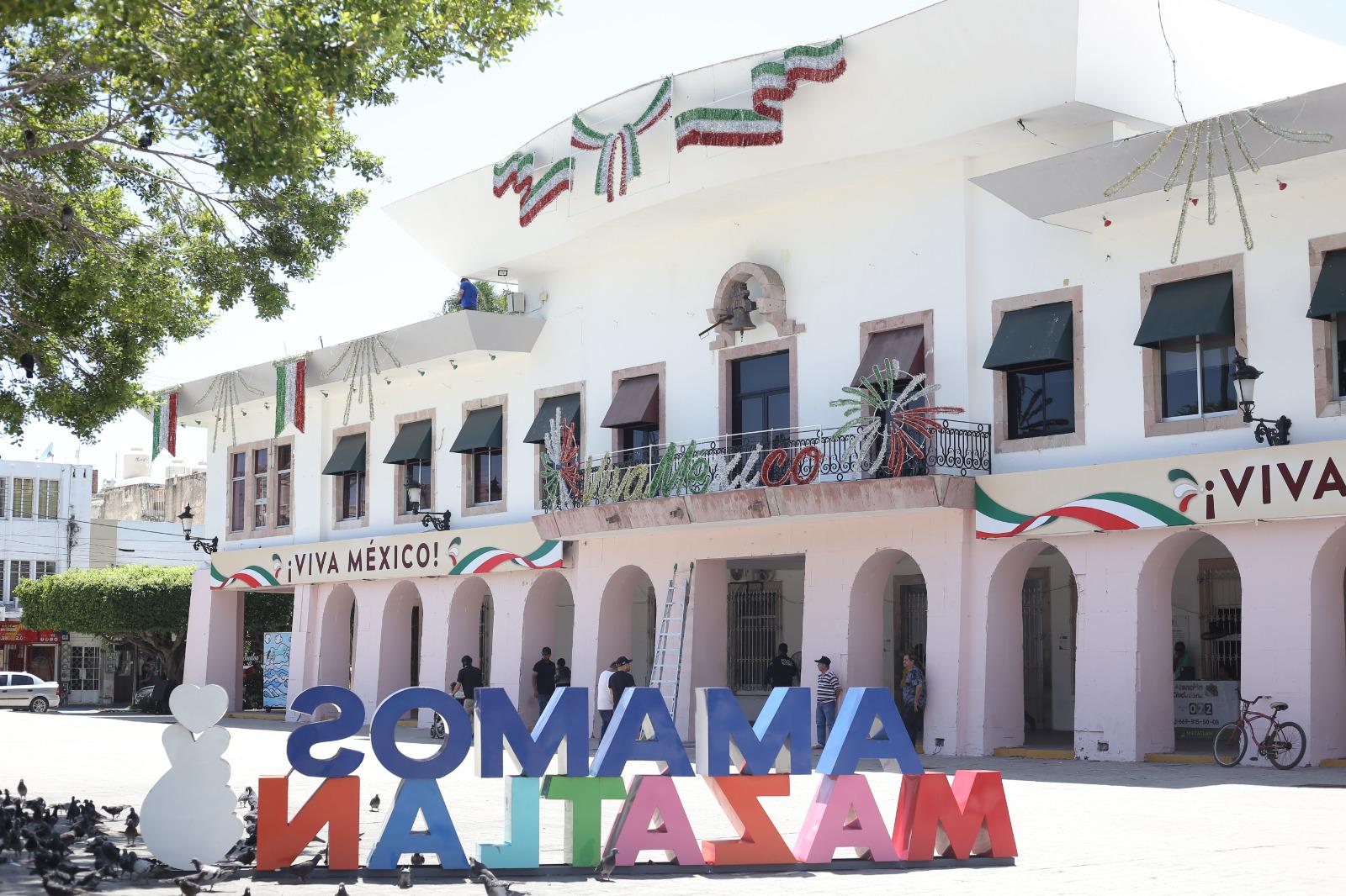 $!Palacio Municipal de Mazatlán se viste con los colores patrios en septiembre
