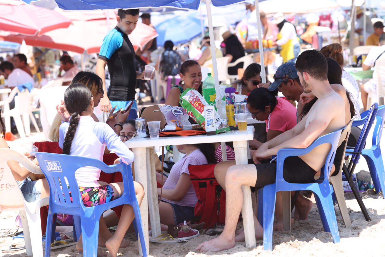 $!Alrededor de 1,500 bañistas disfrutan este sábado las playas de Mazatlán