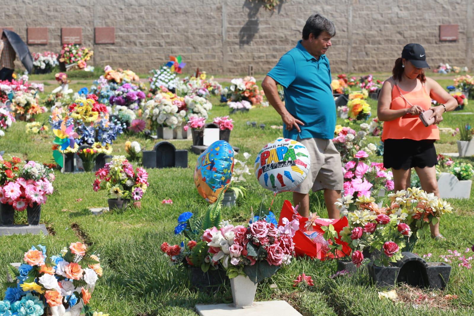 $!Recuerdan a los padres en su día en los panteones de Mazatlán