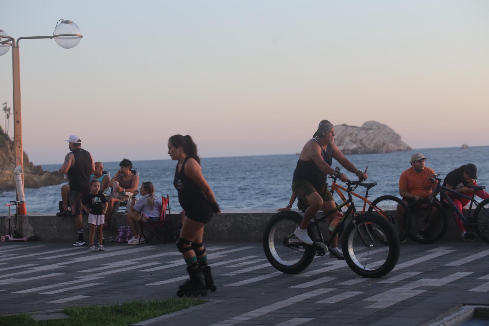 $!En Olas Altas, negocios se aseguran que clientes respeten las nuevas normas al usar scooters