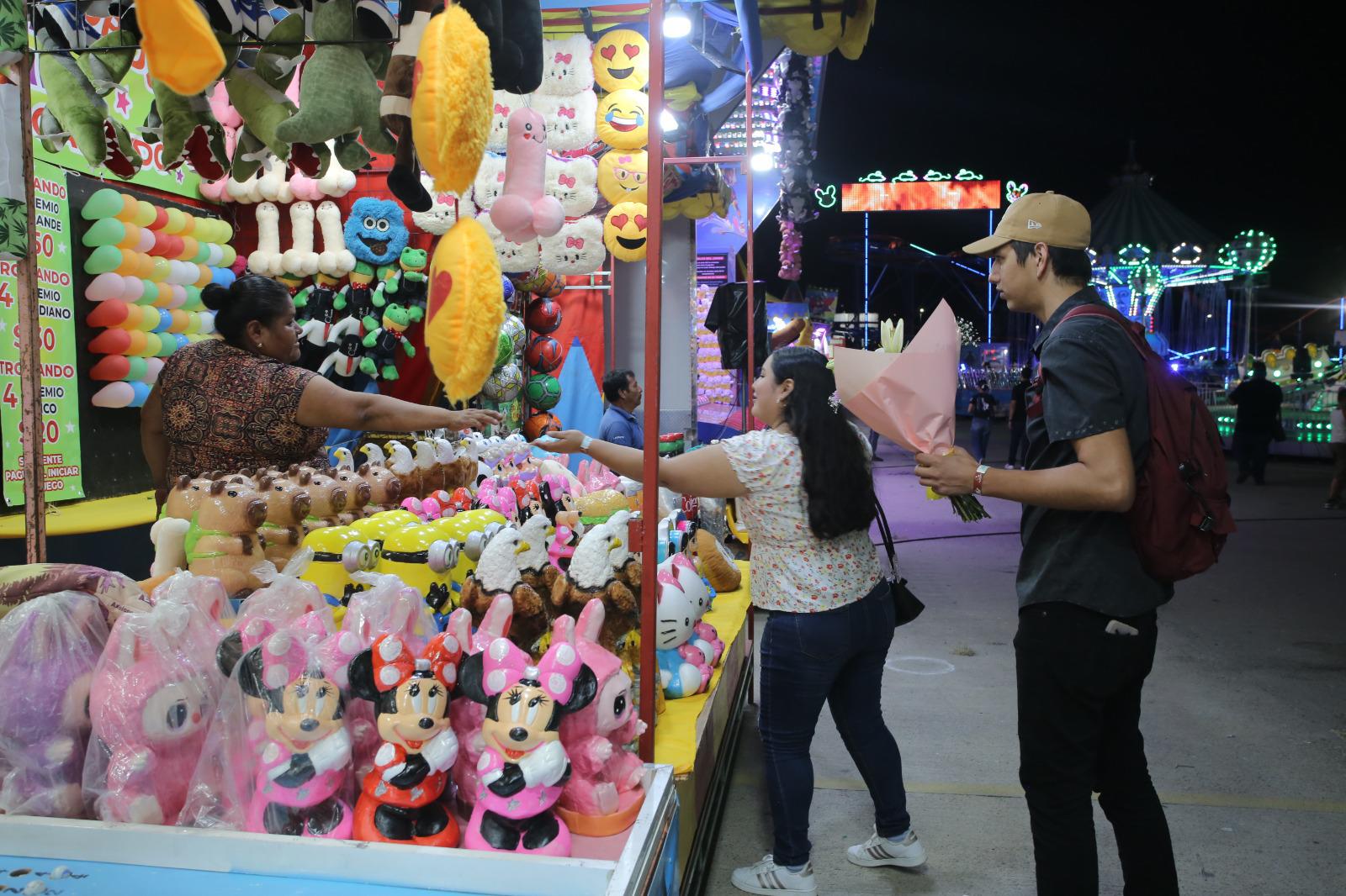 $!Los asistentes se divierten en los stands de juegos.