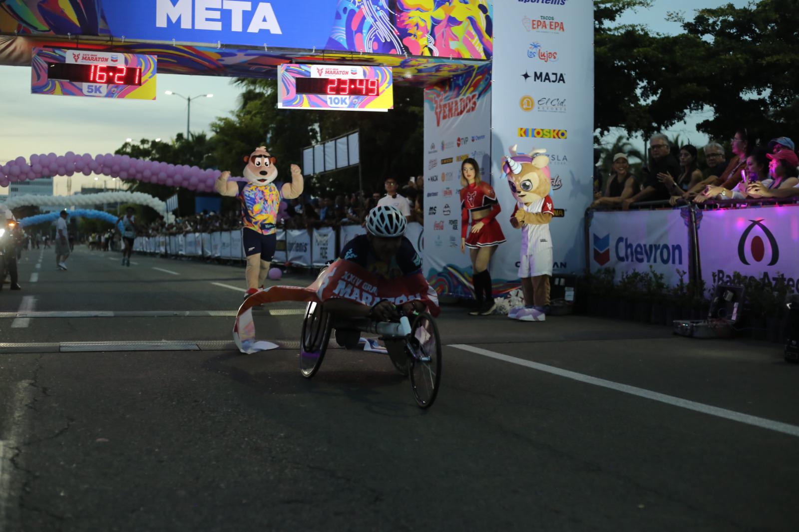 $!Italia Rosas y Roberto Medina se apoderan de la competencia 5K del Maratón Mazatlán