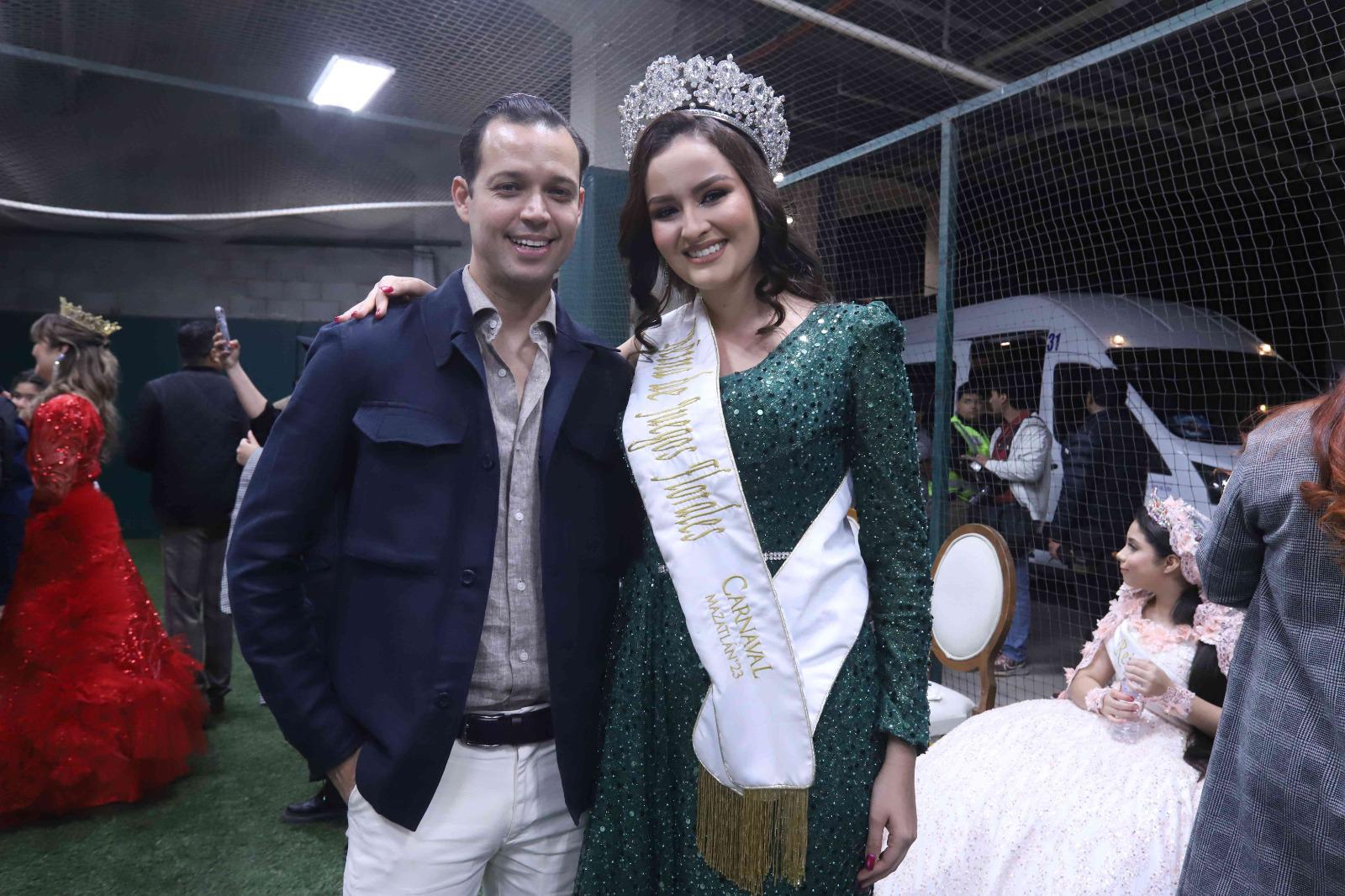 $!Andrés Romo junto a Uma Ramírez, Reina de los Juegos Florales 2023, quien fue la primera reina a la cual le diseñó su vestido en un Carnaval.