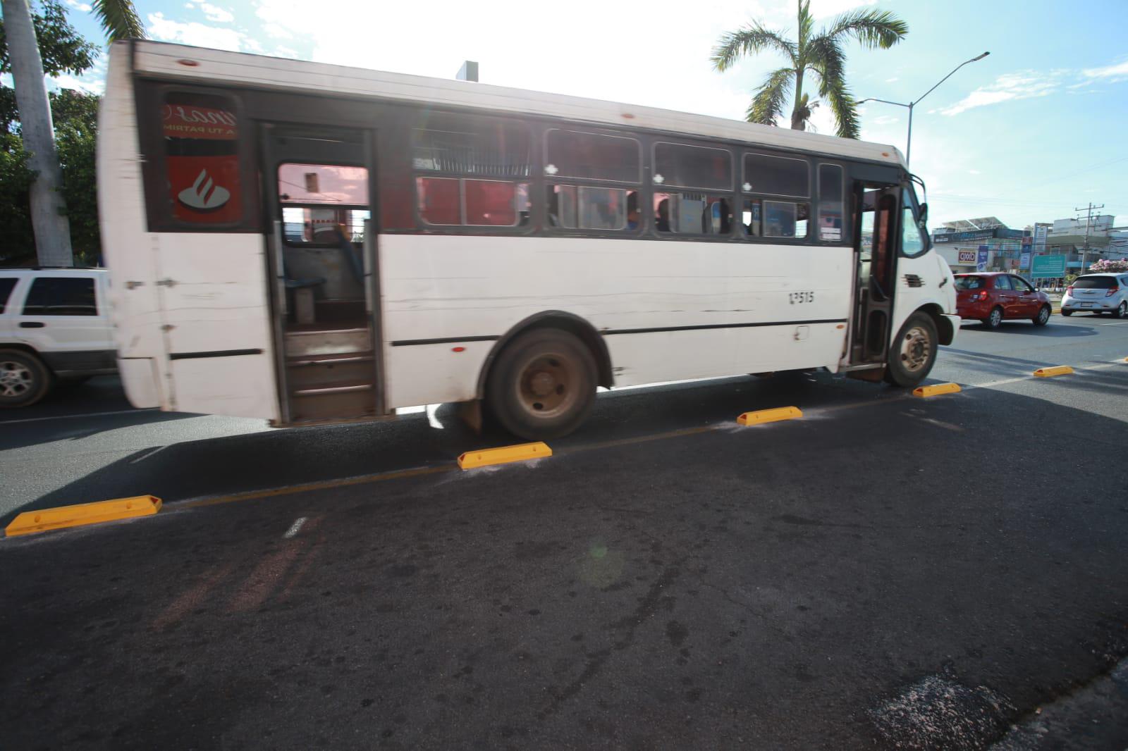 $!Colocan boyas en carril preferencial en Mazatlán