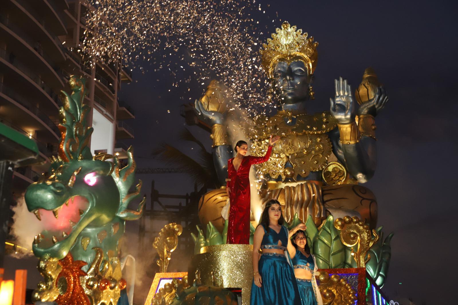 $!Impresionan carrozas, comparsas y la Banda MS en el primer desfile del Carnaval