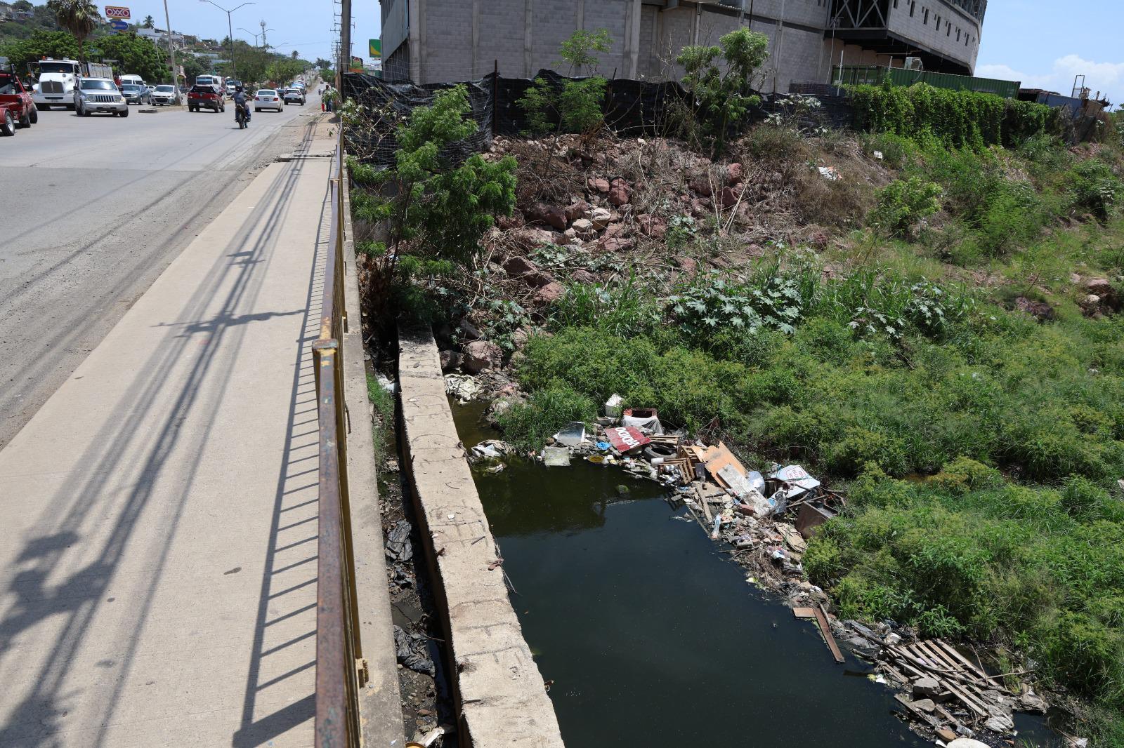 $!Vecinos denuncian basura y maleza en el Arroyo Jabalines pese a labores de limpieza