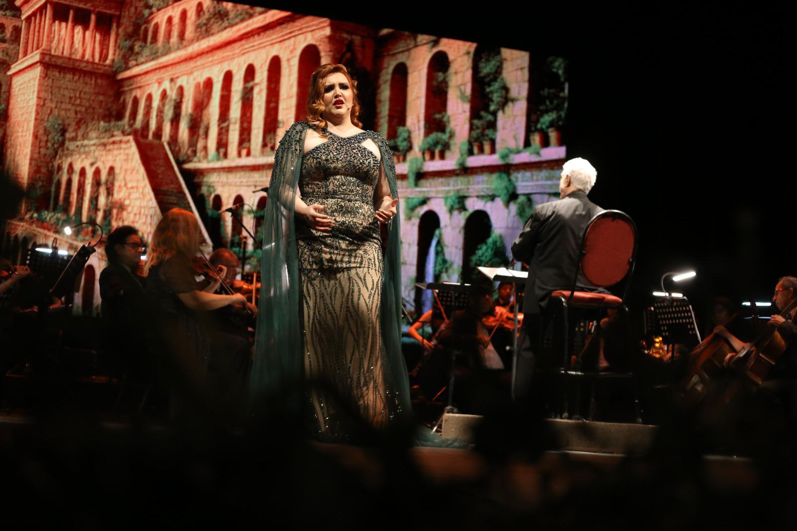 $!Rosa Ferreiro interpretó fragmentos de Semiramide, La doncella de Orleans y Samson et Dalila.