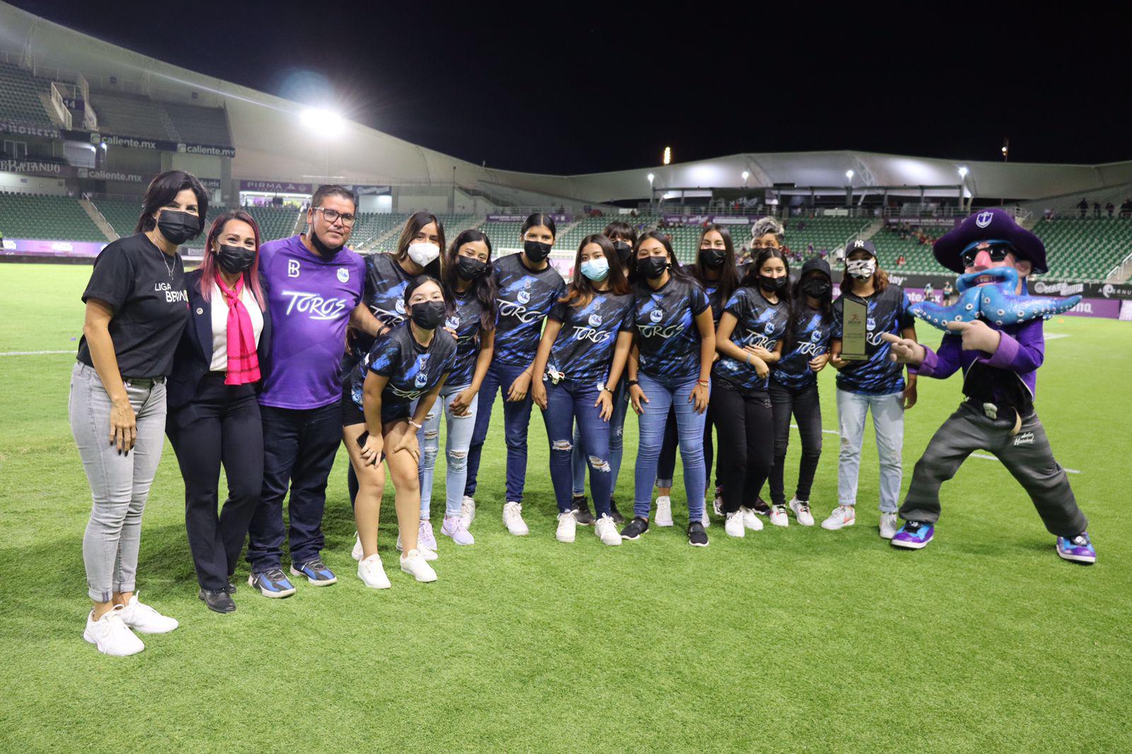$!Las chicas de Leonas y Toros FC son ovacionadas en el Kraken