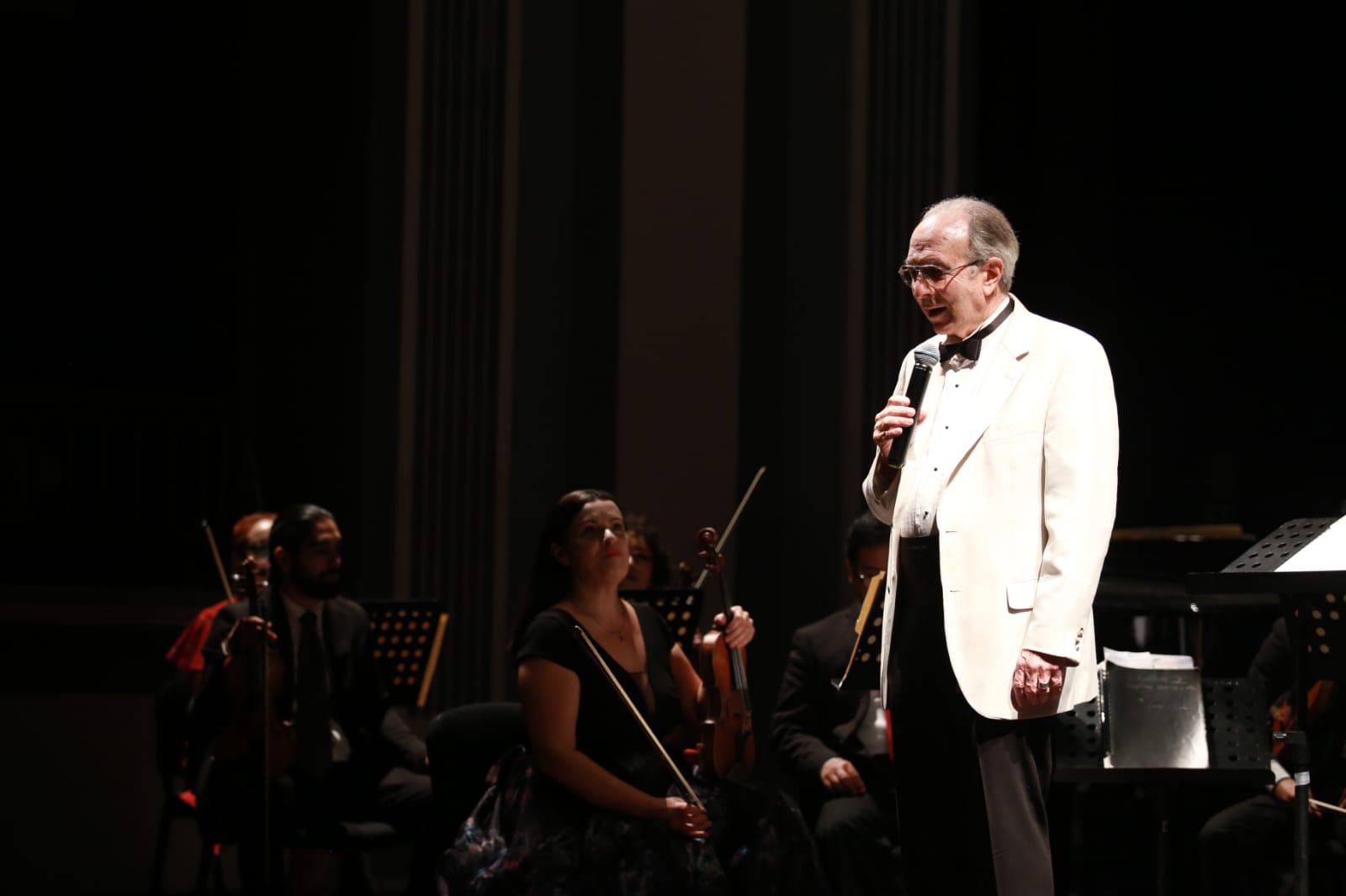 $!El maestro concertador Gordon Campbell dio la bienvenida a los presentes en el teatro.