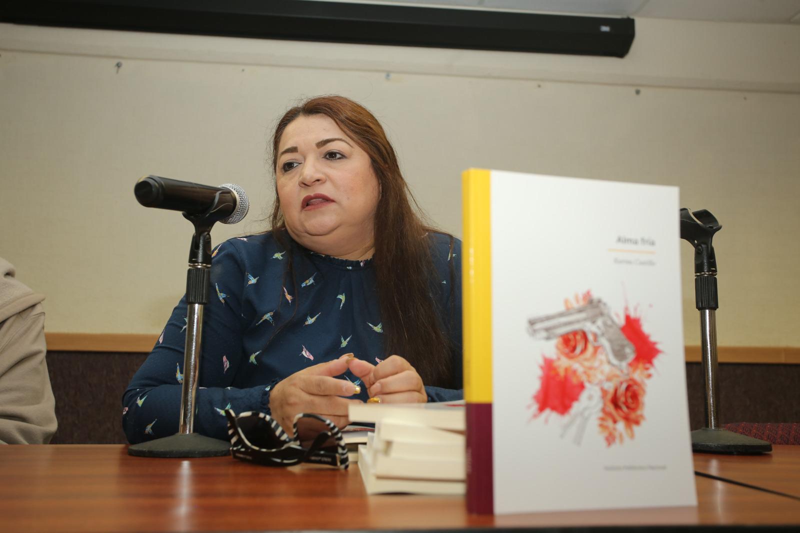 $!La escritora mazatleca durante su presentación.