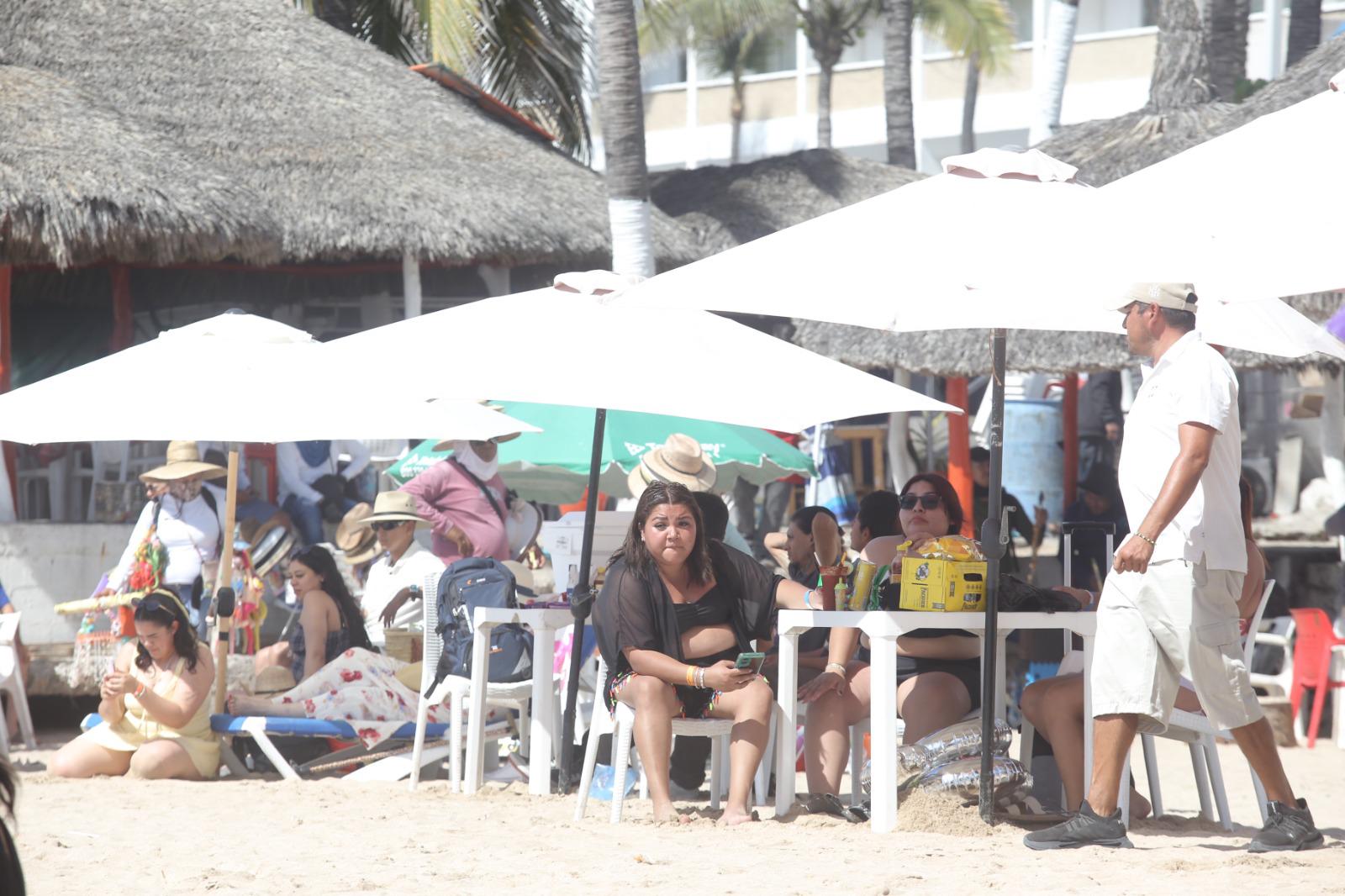 $!Disfrutan centenares de personas de playas y atractivos de Mazatlán en este fin de semana largo