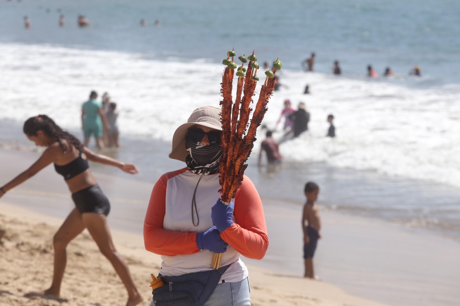 $!Acuden más de 171 mil personas a las playas de Mazatlán en días santos; se pierde menor en el mar