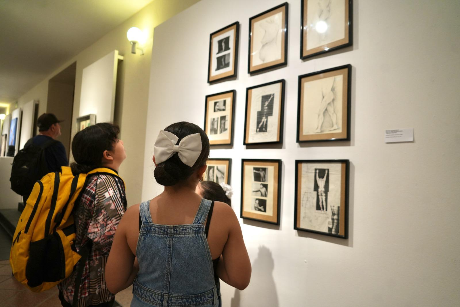 $!Su obra sustancialmente contemporánea está realizada sobre bastidores de madera.