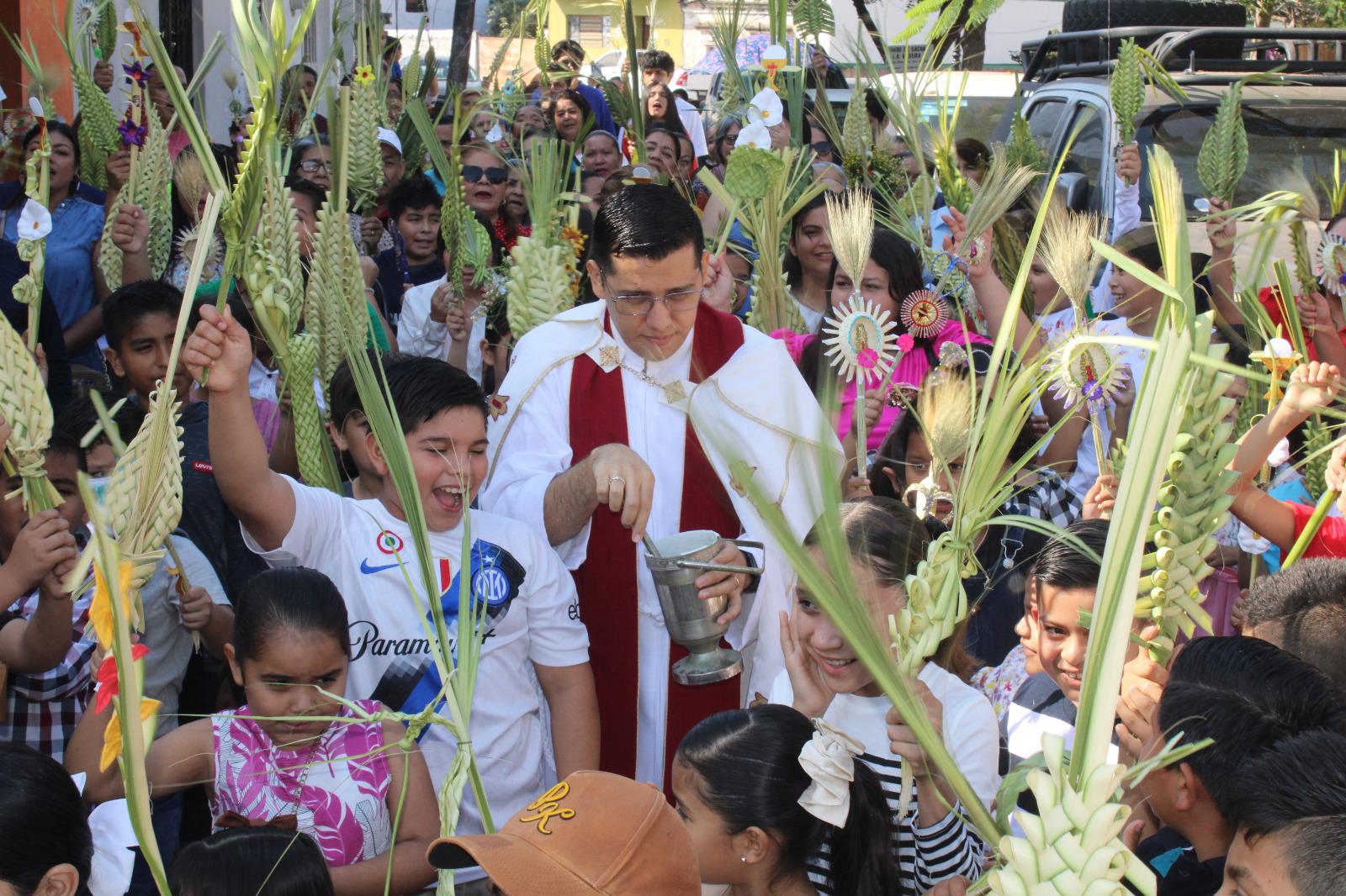 $!Niños y adultos celebran el inicio de la Semana Santa con el Domingo de Ramos en Rosario