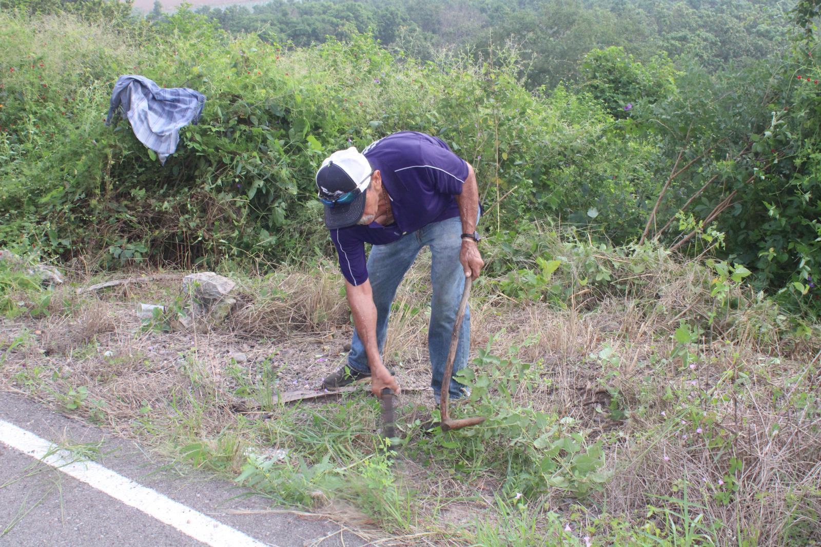 $!Vecinos de Cacalotán limpian carretera estatal desde hace 20 años para evitar accidentes