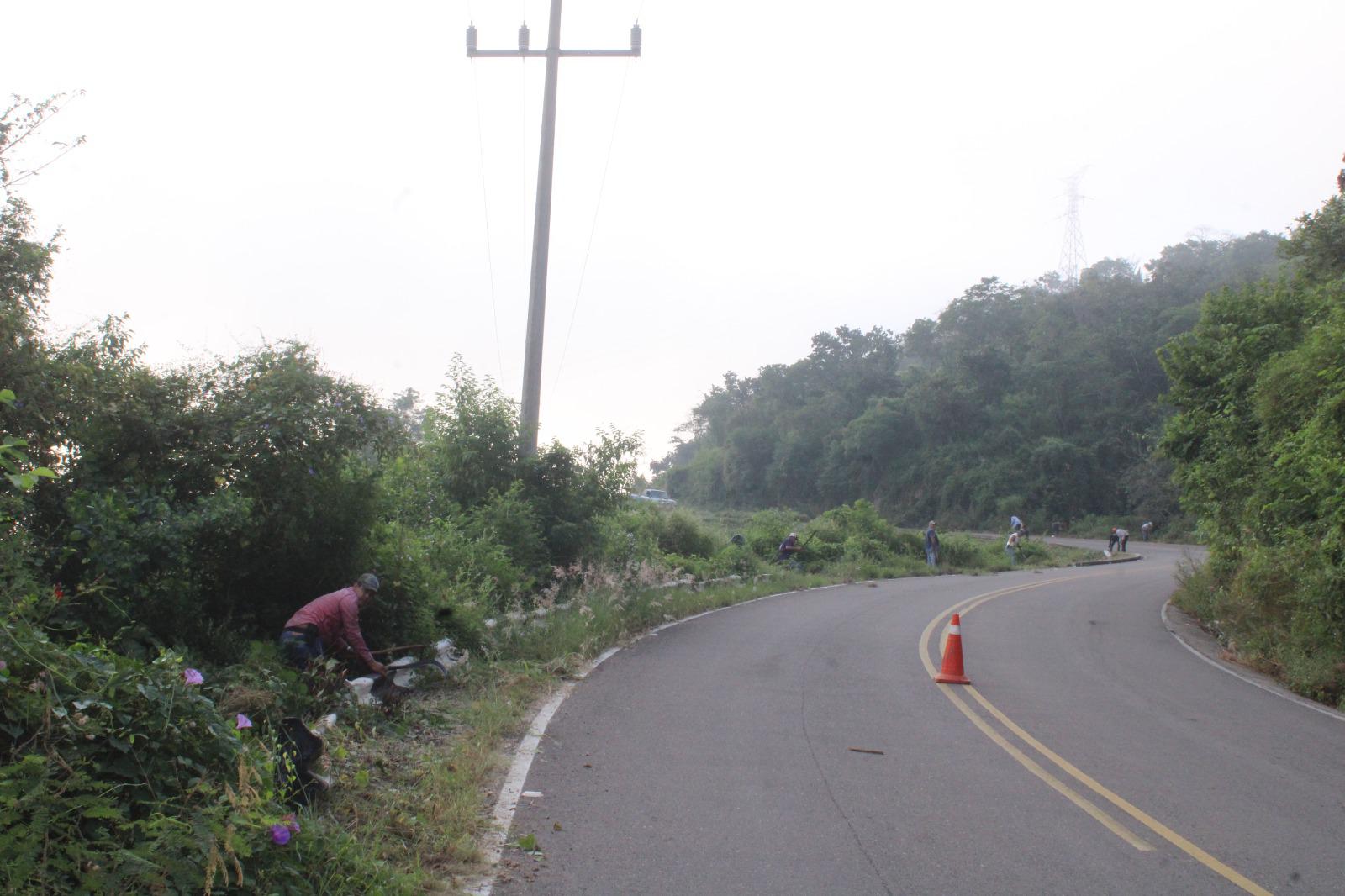 $!Vecinos de Cacalotán limpian carretera estatal desde hace 20 años para evitar accidentes