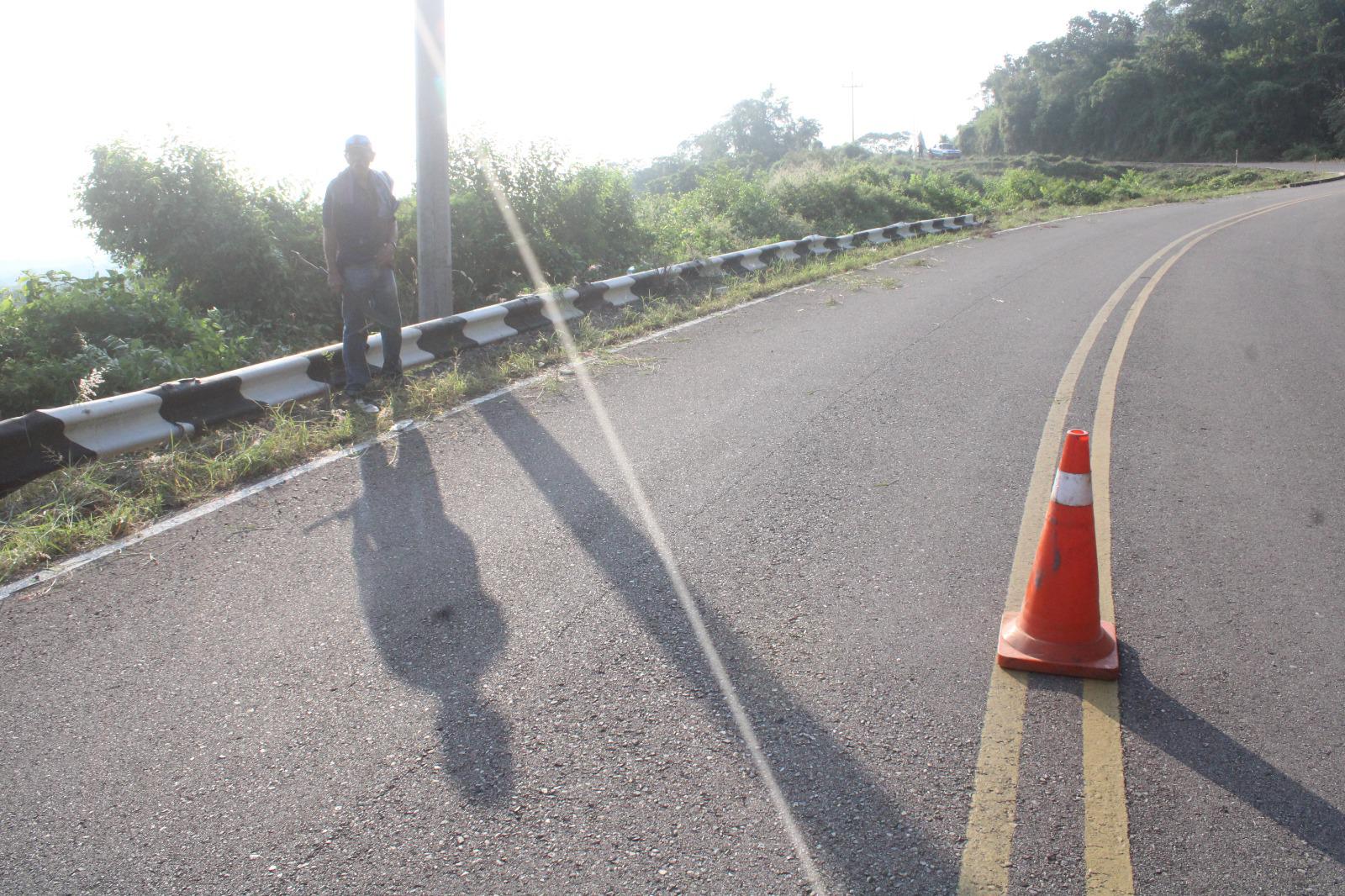 $!Vecinos de Cacalotán limpian carretera estatal desde hace 20 años para evitar accidentes