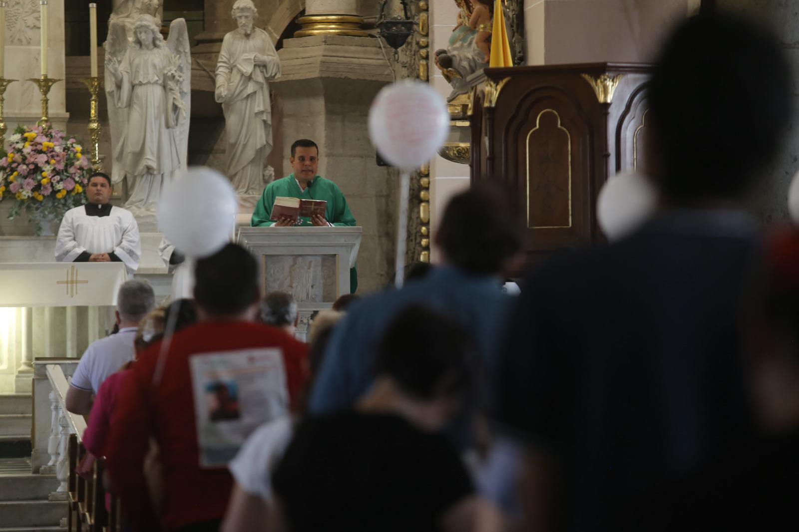 $!Elevan plegaria por sus desaparecidos en Catedral de Mazatlán