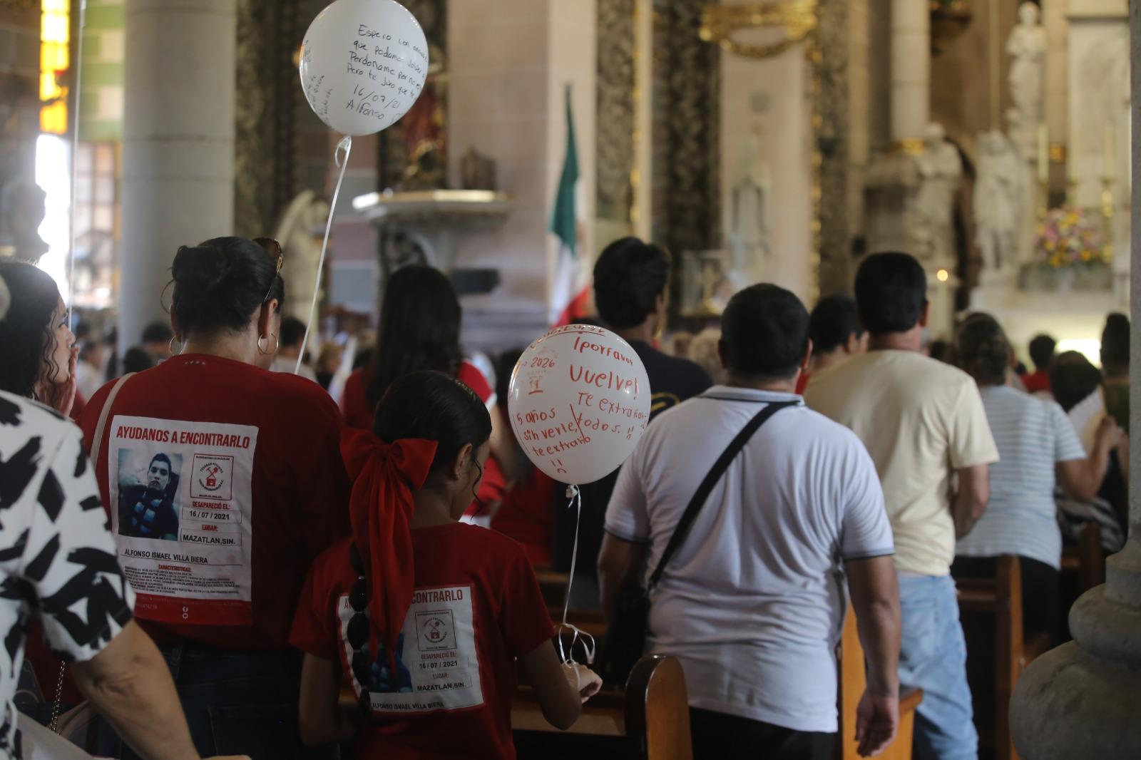 $!Elevan plegaria por sus desaparecidos en Catedral de Mazatlán