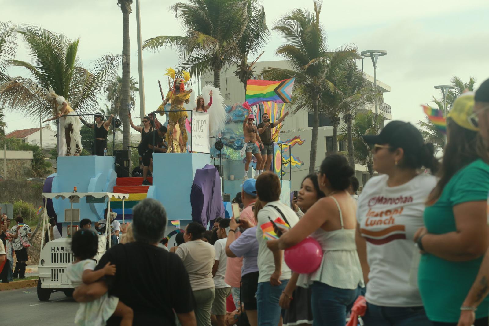 $!Marcha del Orgullo pinta de colores el Malecón de Mazatlán por la igualdad y la diversidad