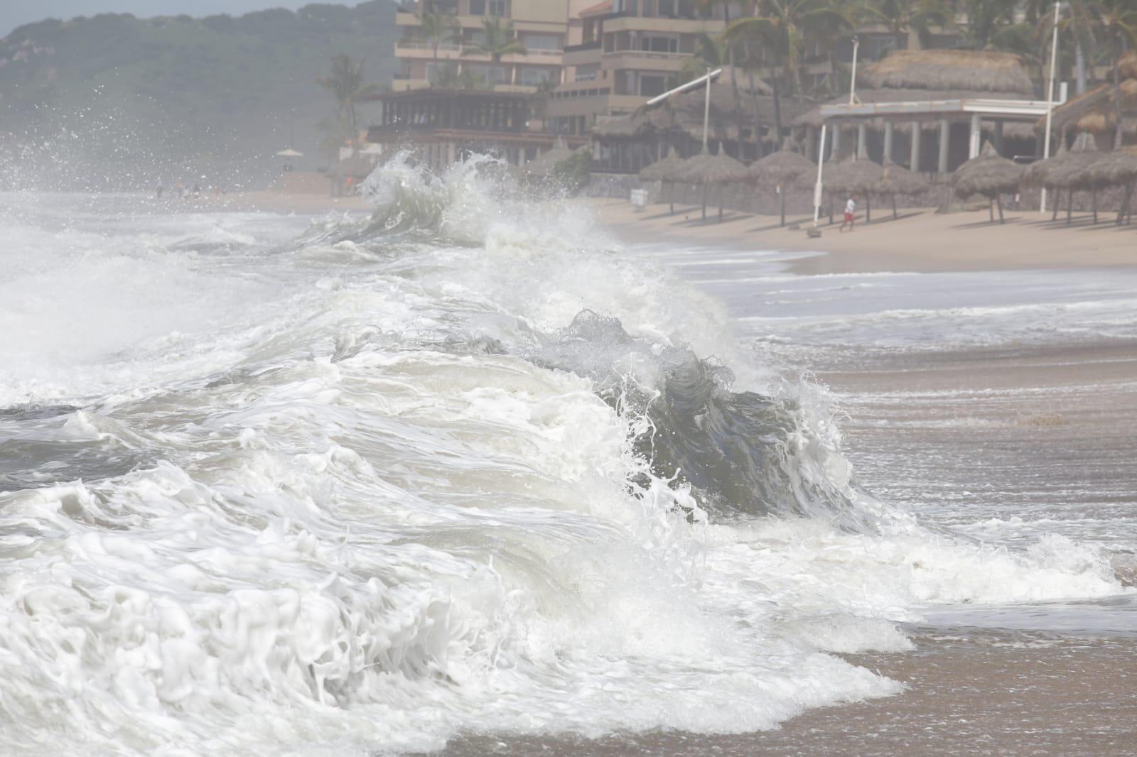 $!El oleaje provocado por ‘Kay’ en Mazatlán se vuelve un espectáculo