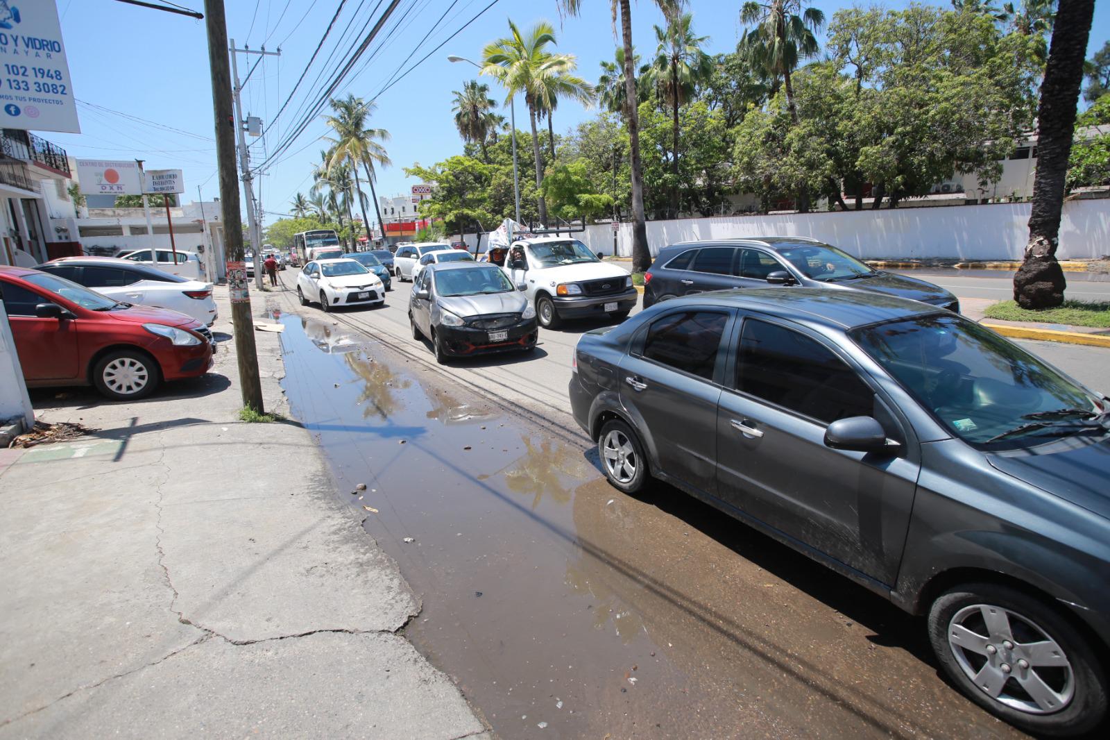 $!Quedan bajo el agua y basura en la Insurgentes cada que llueve