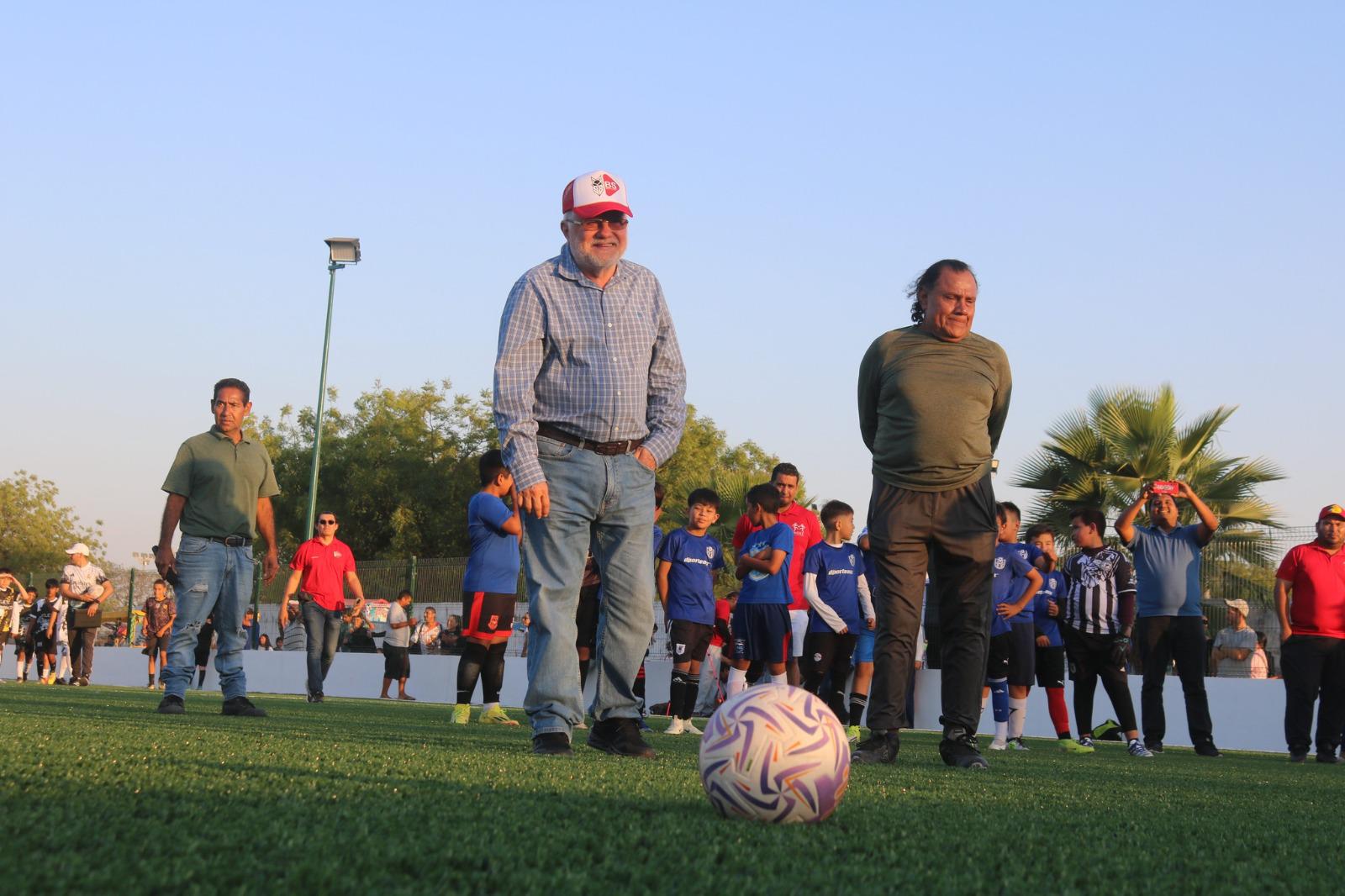 $!Escuinapa inaugura nueva cancha de futbol 7 para la juventud