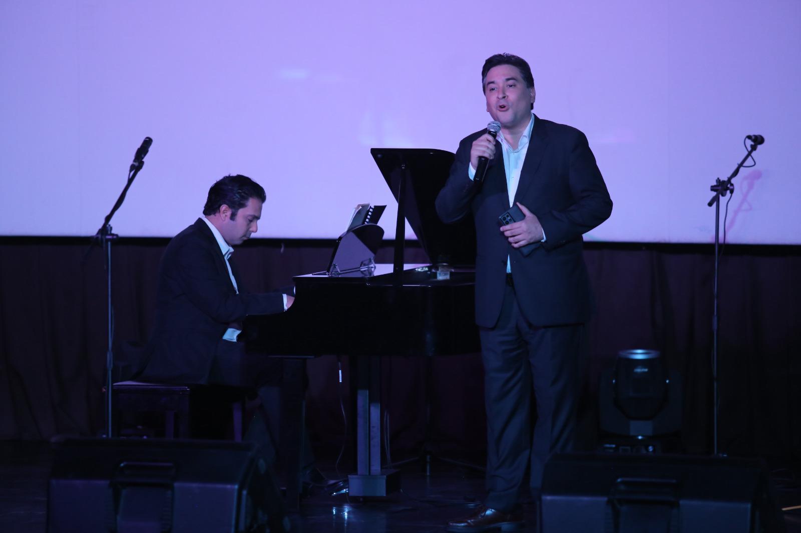 $!El pianista José Miguel Rivera acompañó a quien fue su maestro Carlos Zapién en varias de las melodías.