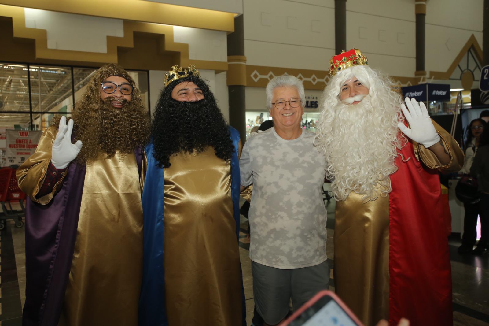 $!Ricardo Rodríguez con los Reyes Magos, Melchor, Gaspar y Baltasar.