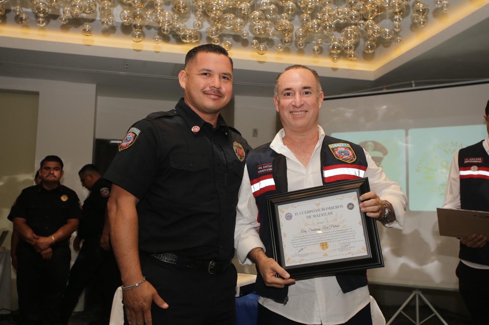 $!Roberto Wong entrega el reconocimiento a Santiago León Patrón.