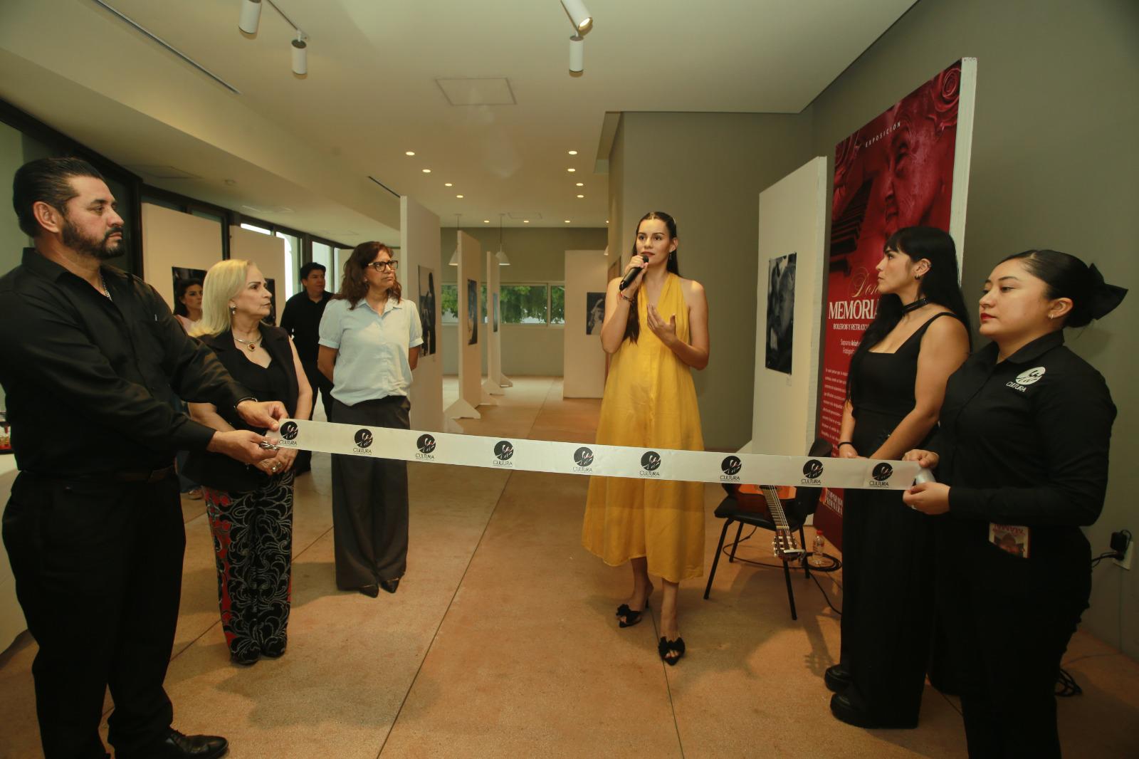 $!Los organizadores realizaron el corte de listón que formalizó la apertura de la exposición.