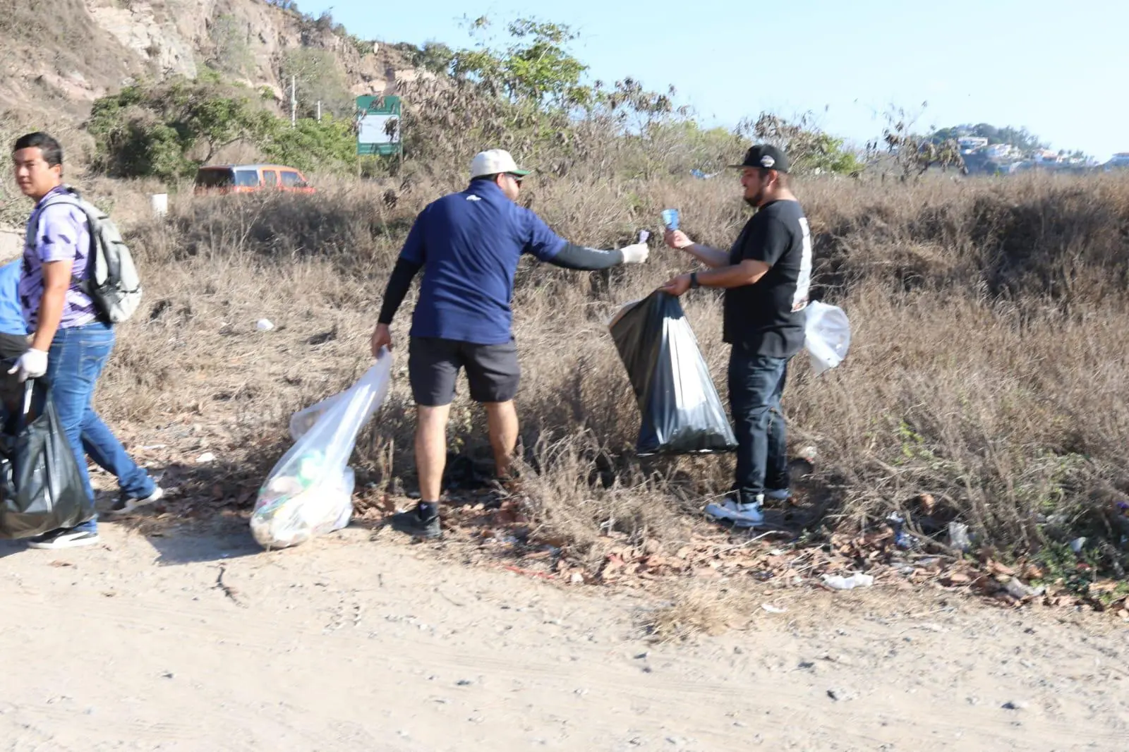$!Retiran media tonelada de residuos en limpieza a la escollera del Faro, en Mazatlán