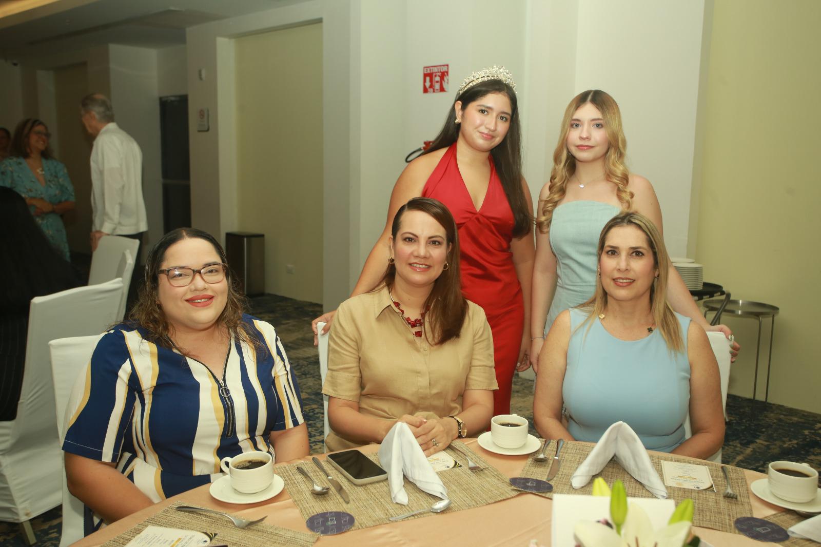$!María José Miñón y Andrea González. Sentadas, Elizabeth Estolano, Dulce RochÍn, y Rosalba Tiznado.