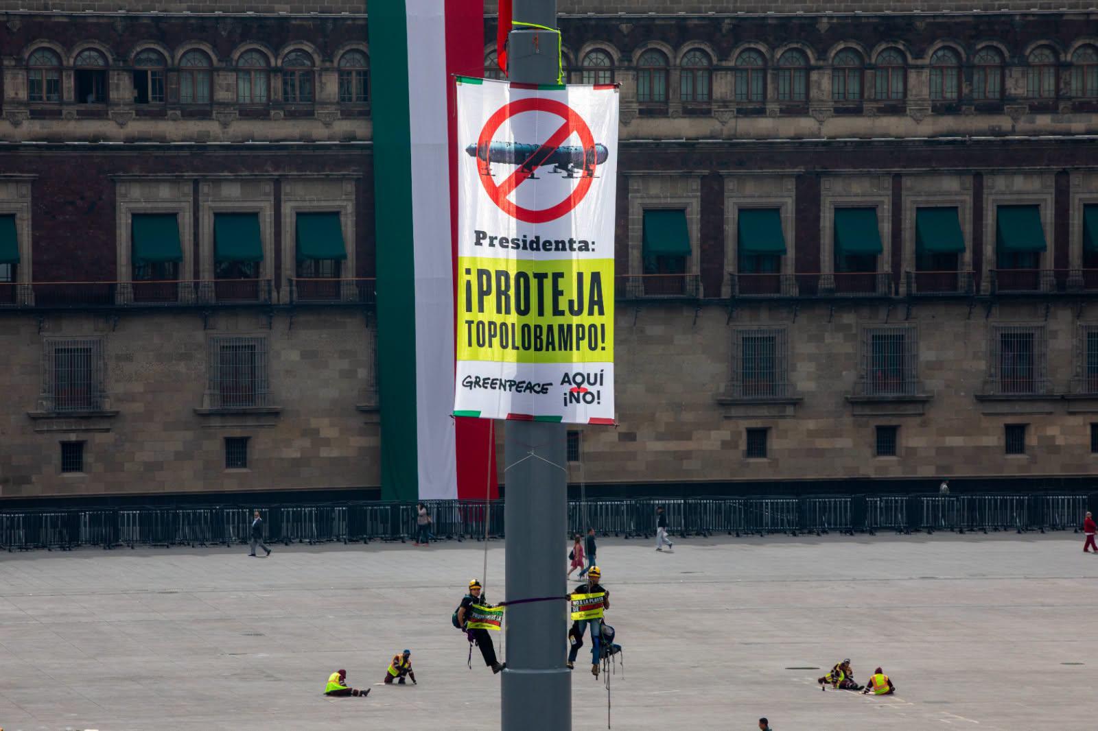 $!Greenpeace escala asta bandera del Zócalo de la CDMX por planta de amoniaco de Topolobampo