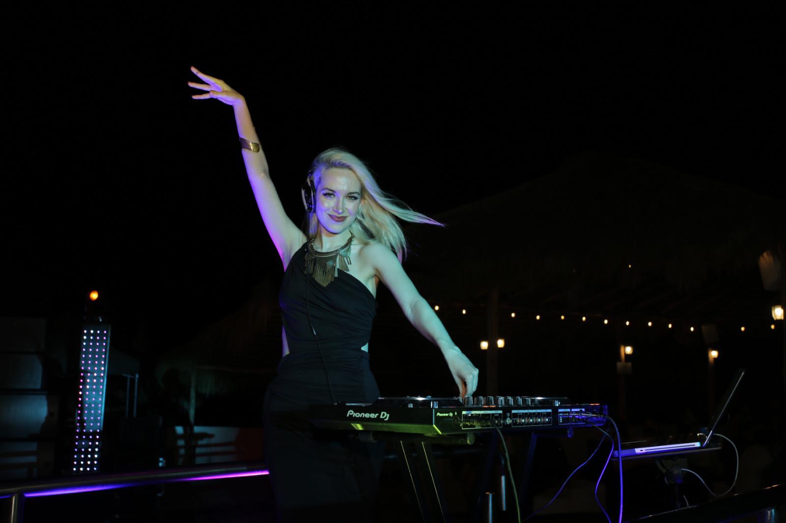 $!La Dj Phoenika amenizó la velada.