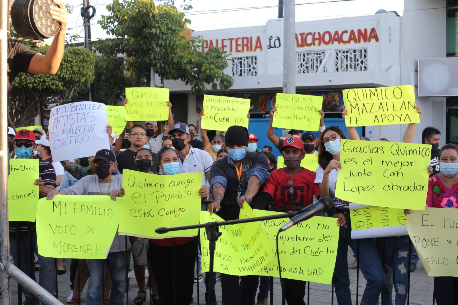 $!Morenistas ‘arropan’ al Alcalde de Mazatlán, ‘El Químico’, en una asamblea informativa