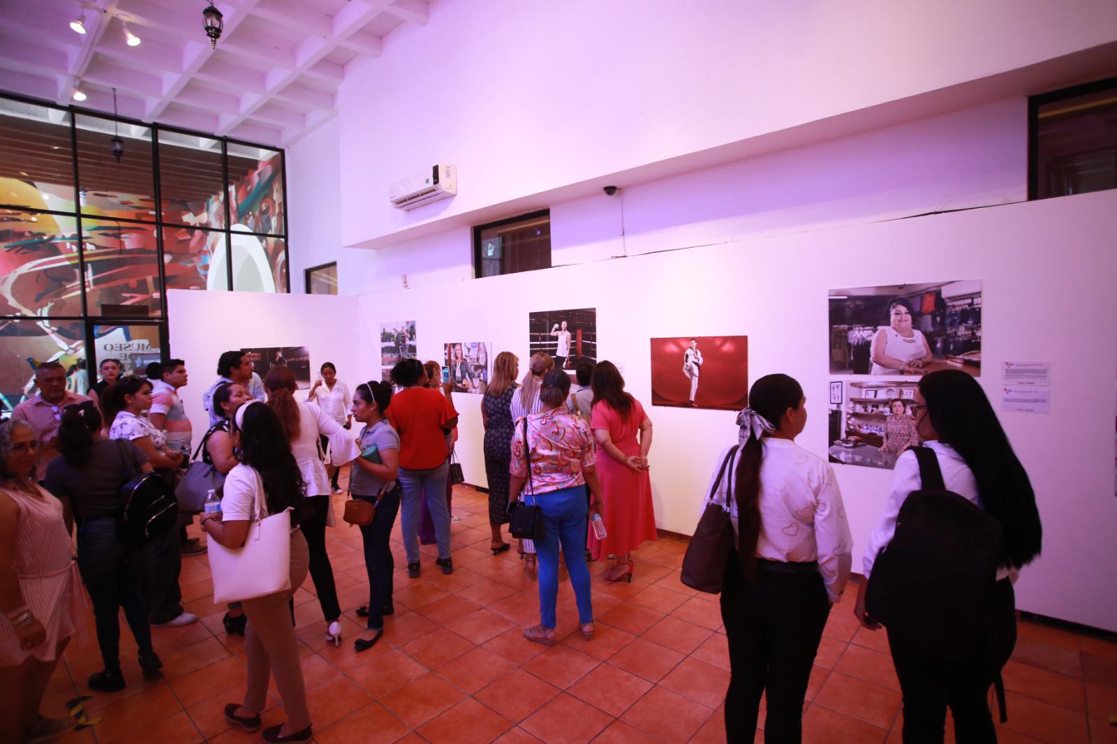 $!La exposición costa de 46 fotografías de mujeres que muestran que cada una es protagonista del cambio de Sinaloa y del País.